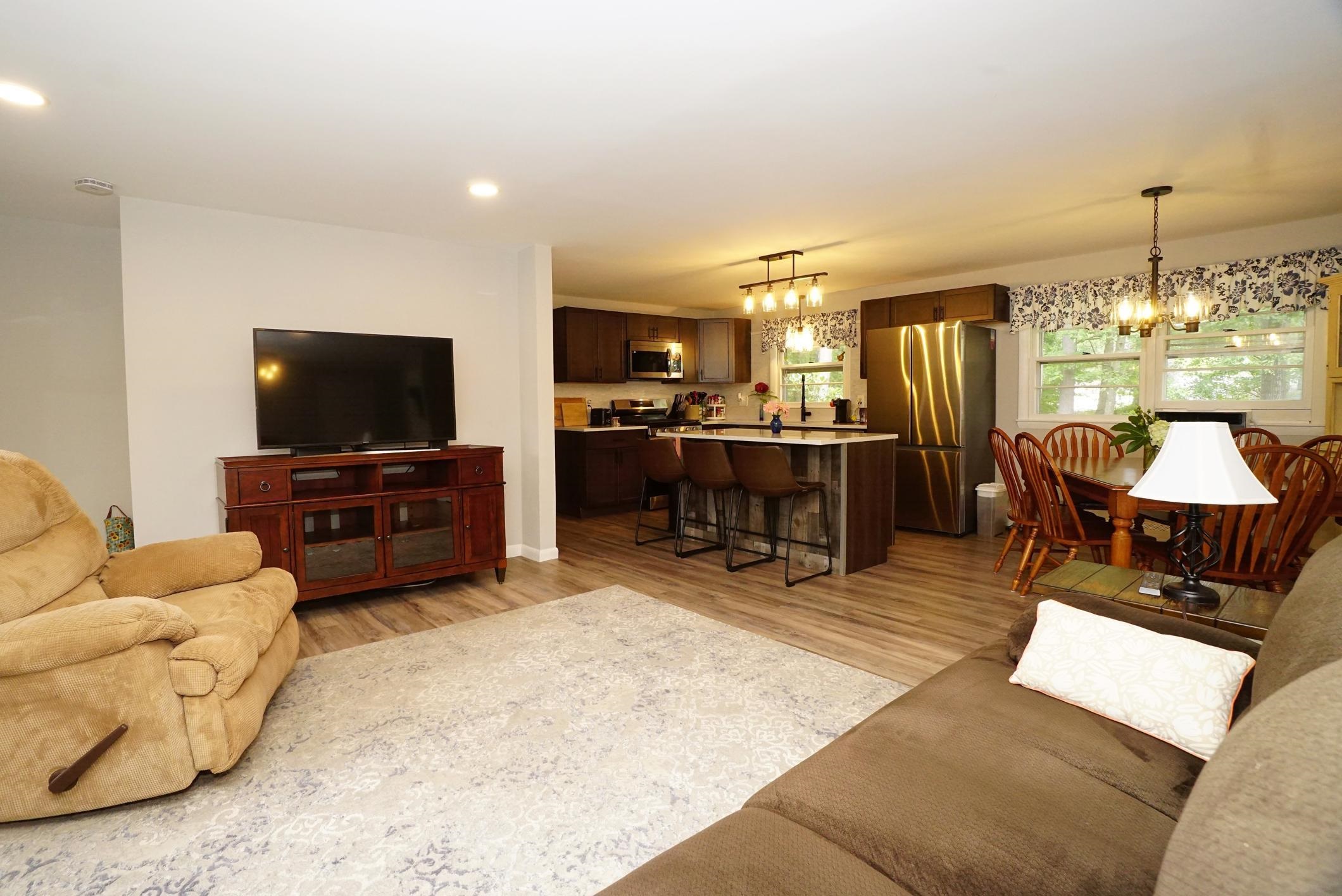 Manchester, New Hampshire 03109, United States, 3 Bedrooms Bedrooms, ,2 BathroomsBathrooms,Residential,Pending,201087