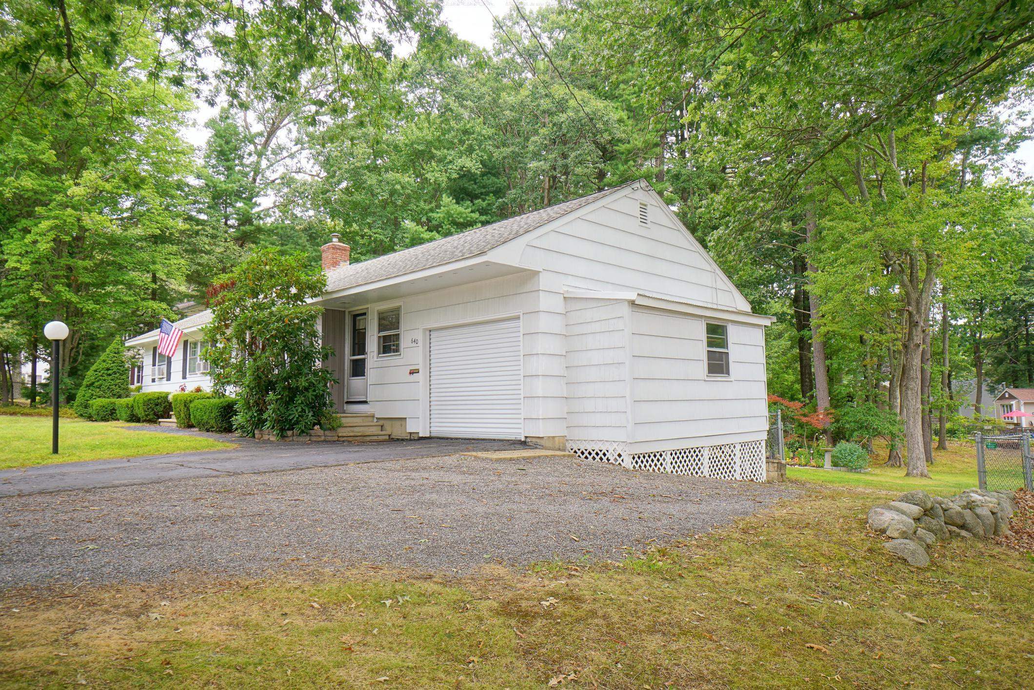 Manchester, New Hampshire 03109, United States, 3 Bedrooms Bedrooms, ,2 BathroomsBathrooms,Residential,Pending,201087