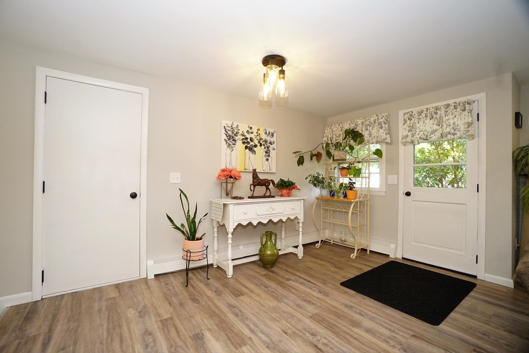 Manchester, New Hampshire 03109, United States, 3 Bedrooms Bedrooms, ,2 BathroomsBathrooms,Residential,Pending,201087