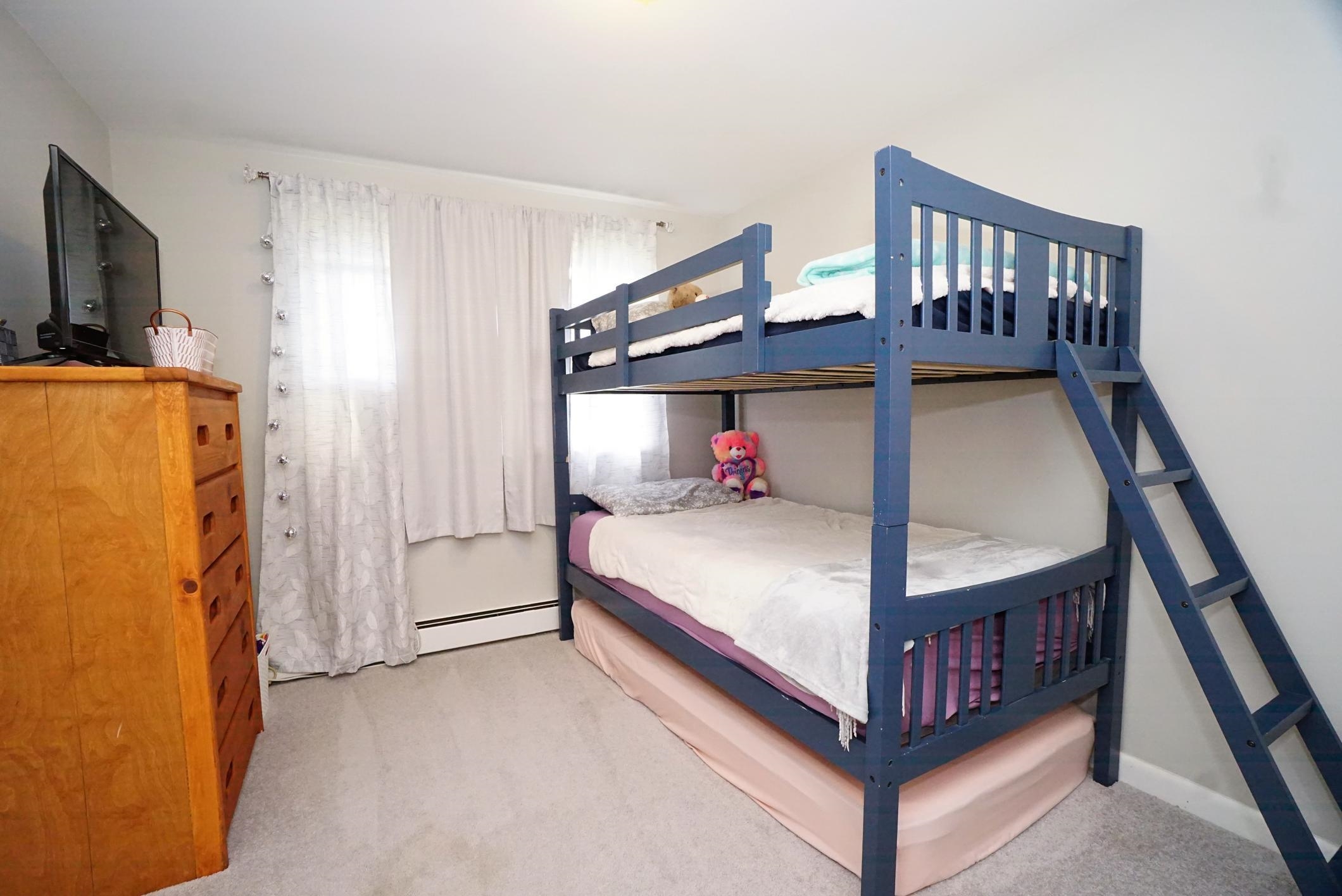 Manchester, New Hampshire 03109, United States, 3 Bedrooms Bedrooms, ,2 BathroomsBathrooms,Residential,Pending,201087