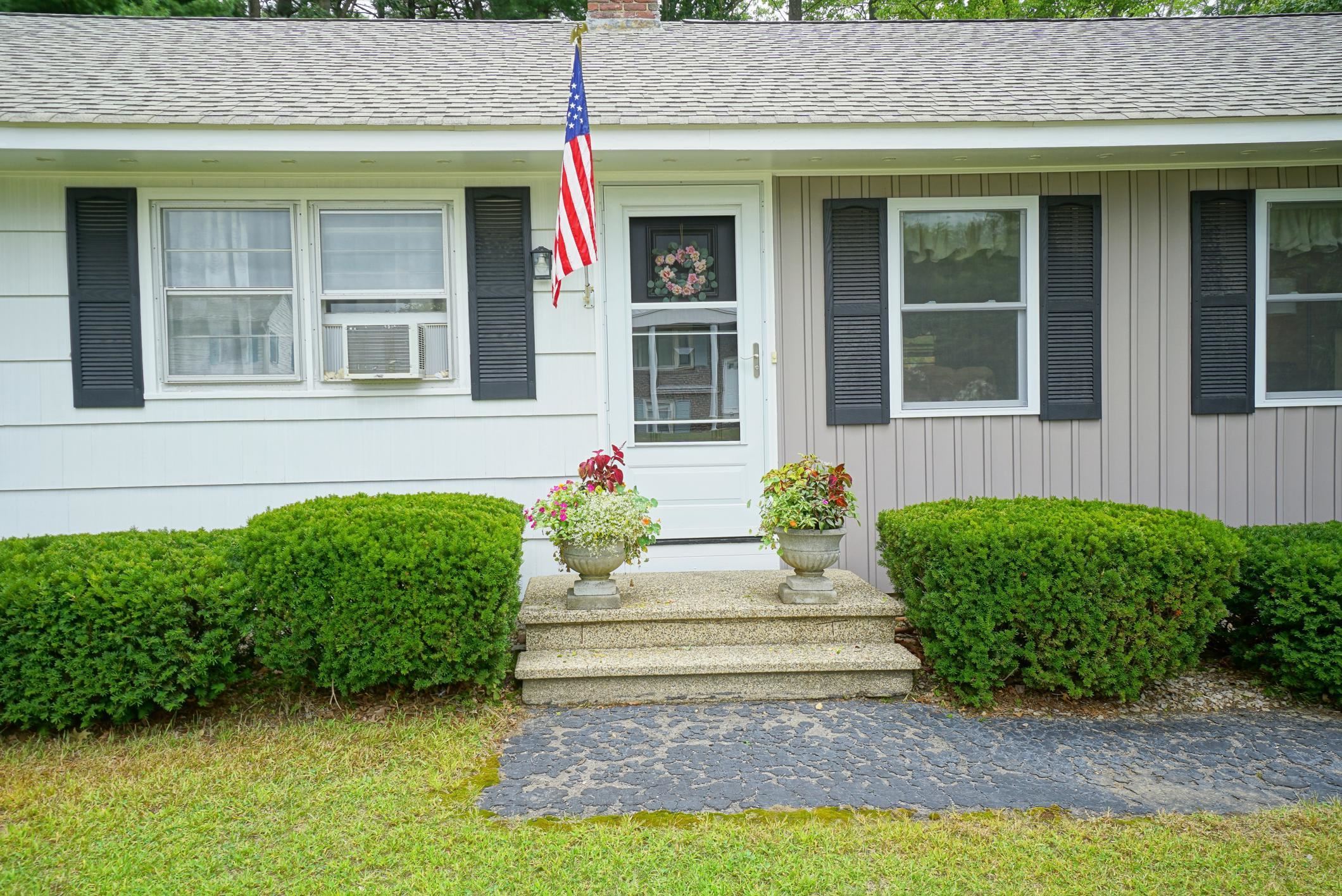 Manchester, New Hampshire 03109, United States, 3 Bedrooms Bedrooms, ,2 BathroomsBathrooms,Residential,Pending,201087