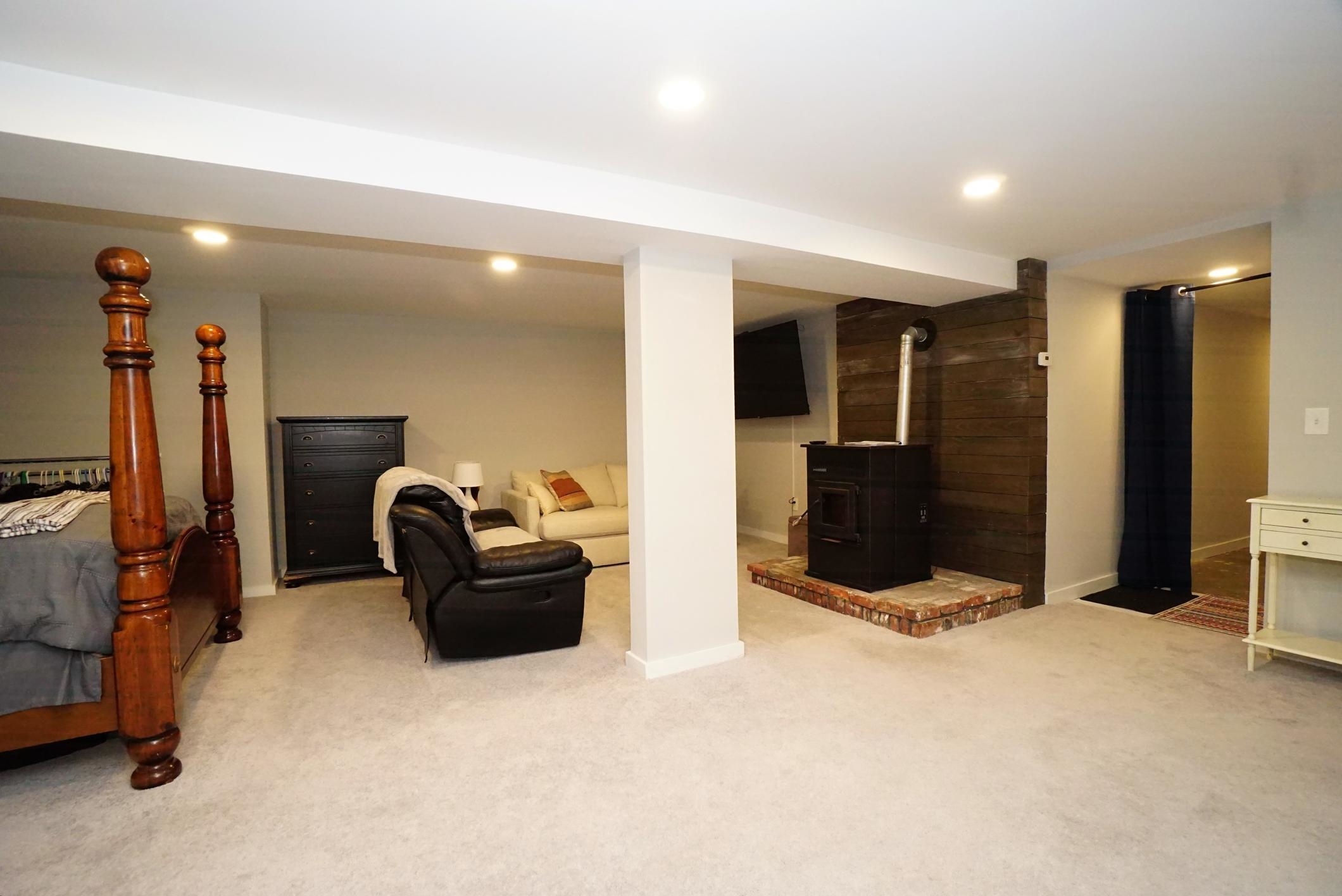 Manchester, New Hampshire 03109, United States, 3 Bedrooms Bedrooms, ,2 BathroomsBathrooms,Residential,Pending,201087