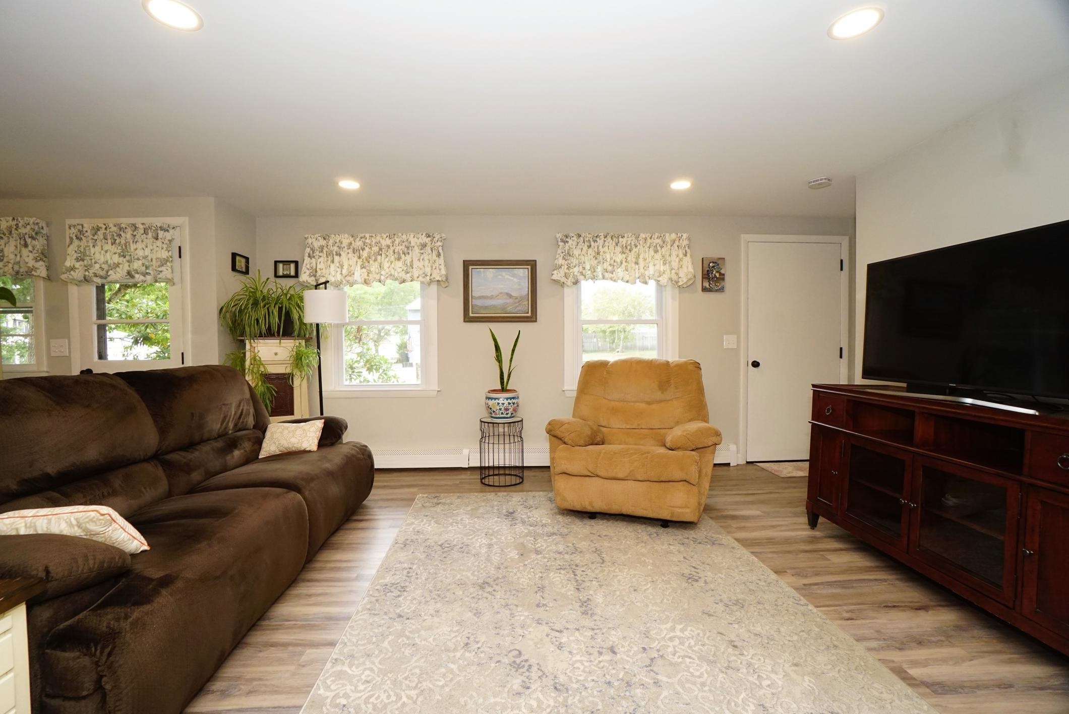 Manchester, New Hampshire 03109, United States, 3 Bedrooms Bedrooms, ,2 BathroomsBathrooms,Residential,Pending,201087