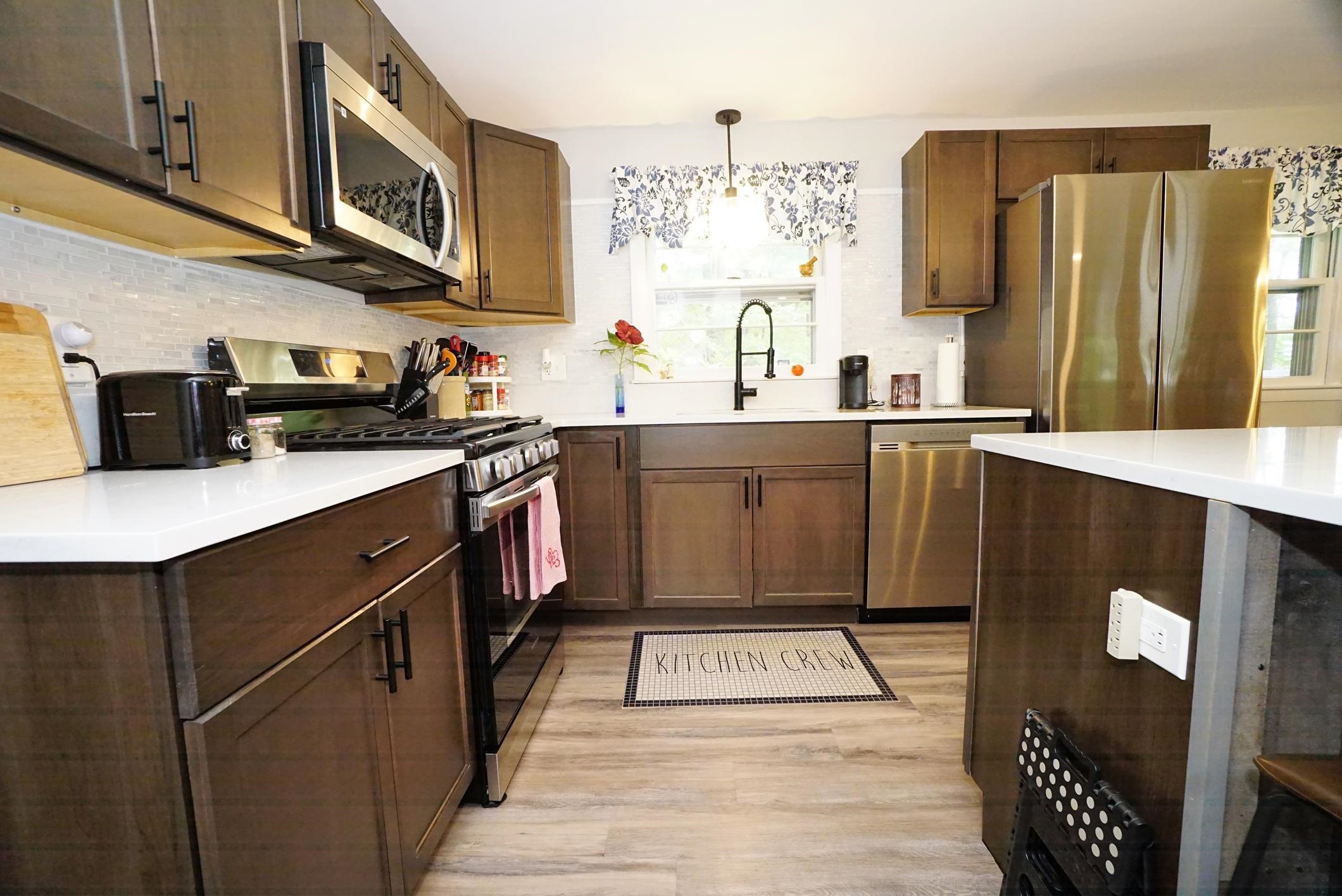 Manchester, New Hampshire 03109, United States, 3 Bedrooms Bedrooms, ,2 BathroomsBathrooms,Residential,Pending,201087