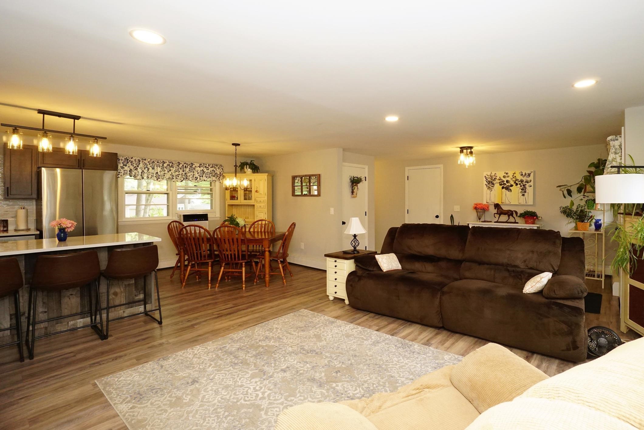 Manchester, New Hampshire 03109, United States, 3 Bedrooms Bedrooms, ,2 BathroomsBathrooms,Residential,Pending,201087