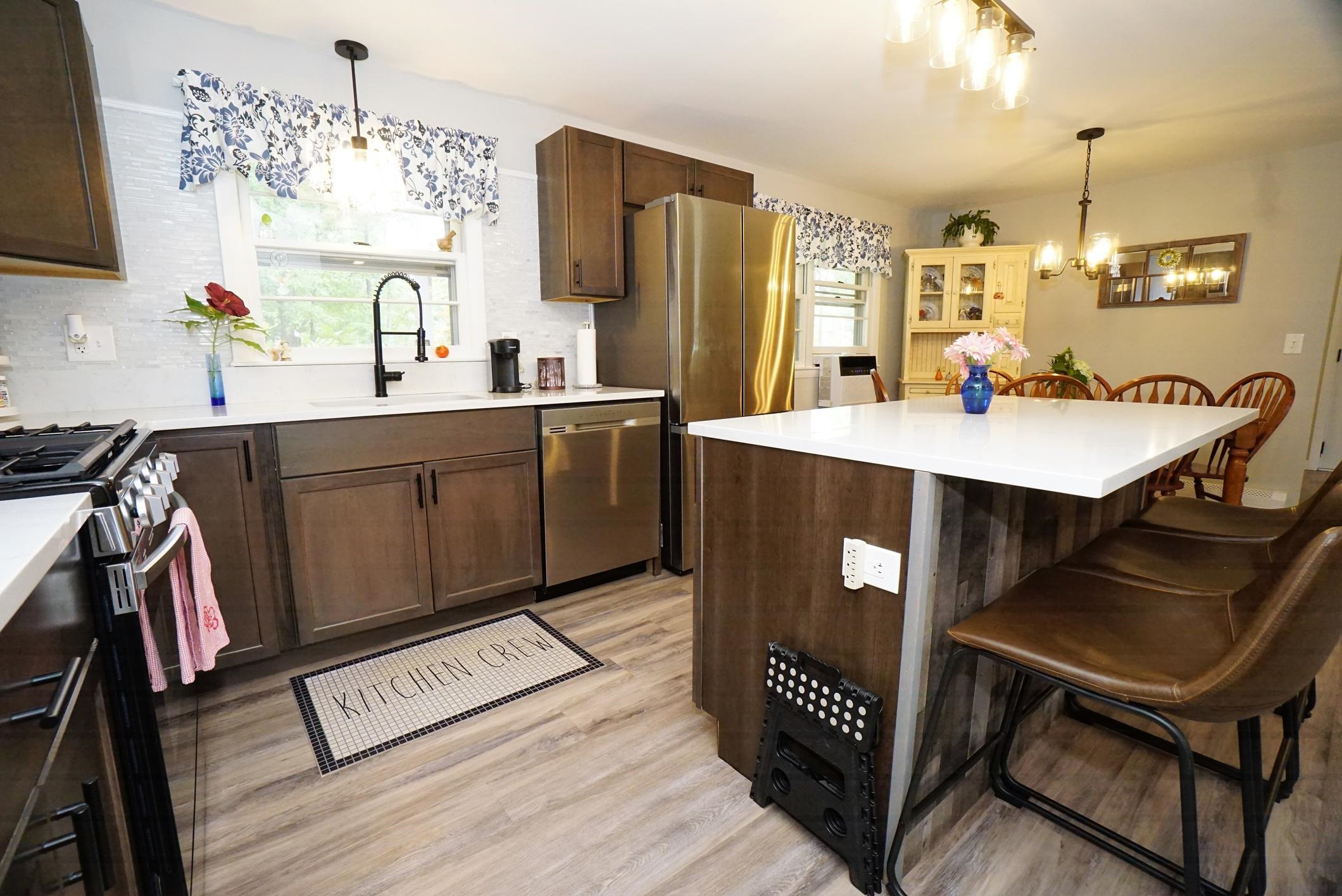 Manchester, New Hampshire 03109, United States, 3 Bedrooms Bedrooms, ,2 BathroomsBathrooms,Residential,Pending,201087