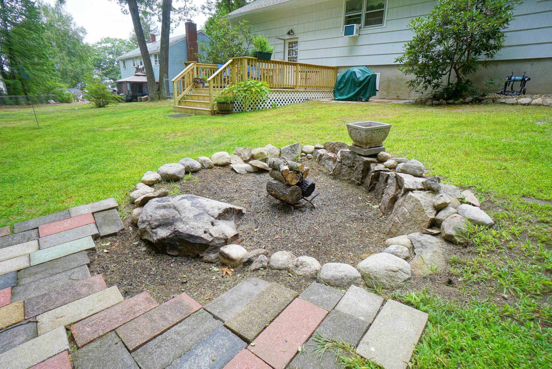 Manchester, New Hampshire 03109, United States, 3 Bedrooms Bedrooms, ,2 BathroomsBathrooms,Residential,Pending,201087