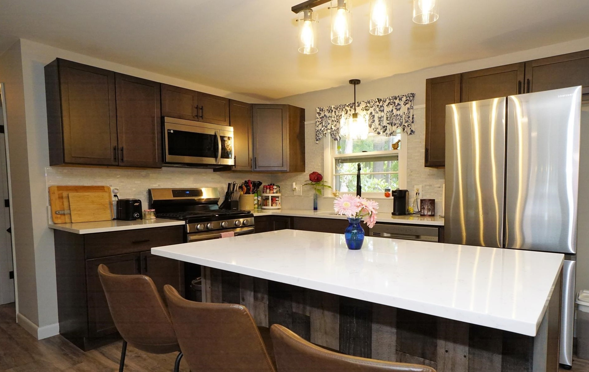 Manchester, New Hampshire 03109, United States, 3 Bedrooms Bedrooms, ,2 BathroomsBathrooms,Residential,Pending,201087