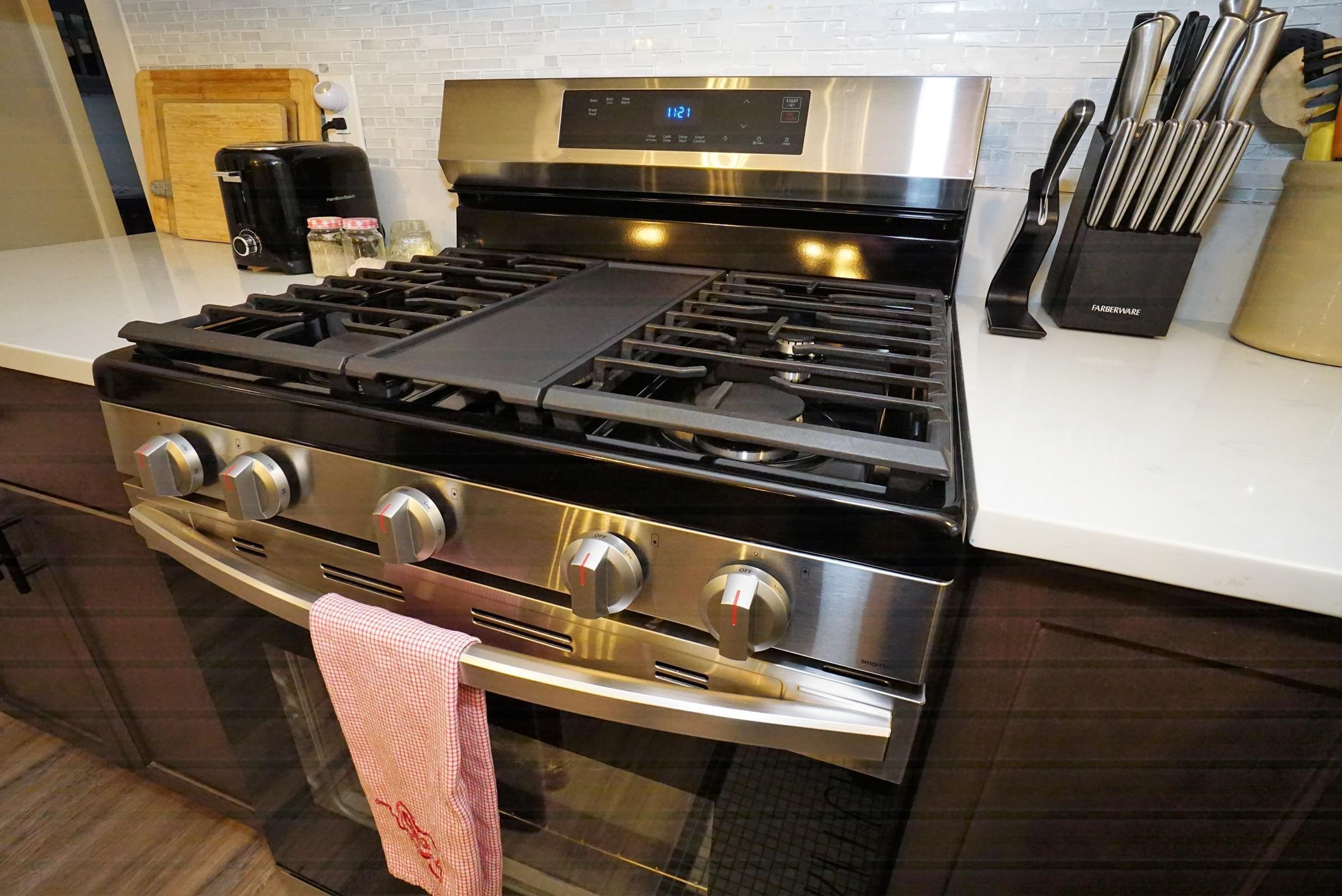 Manchester, New Hampshire 03109, United States, 3 Bedrooms Bedrooms, ,2 BathroomsBathrooms,Residential,Pending,201087