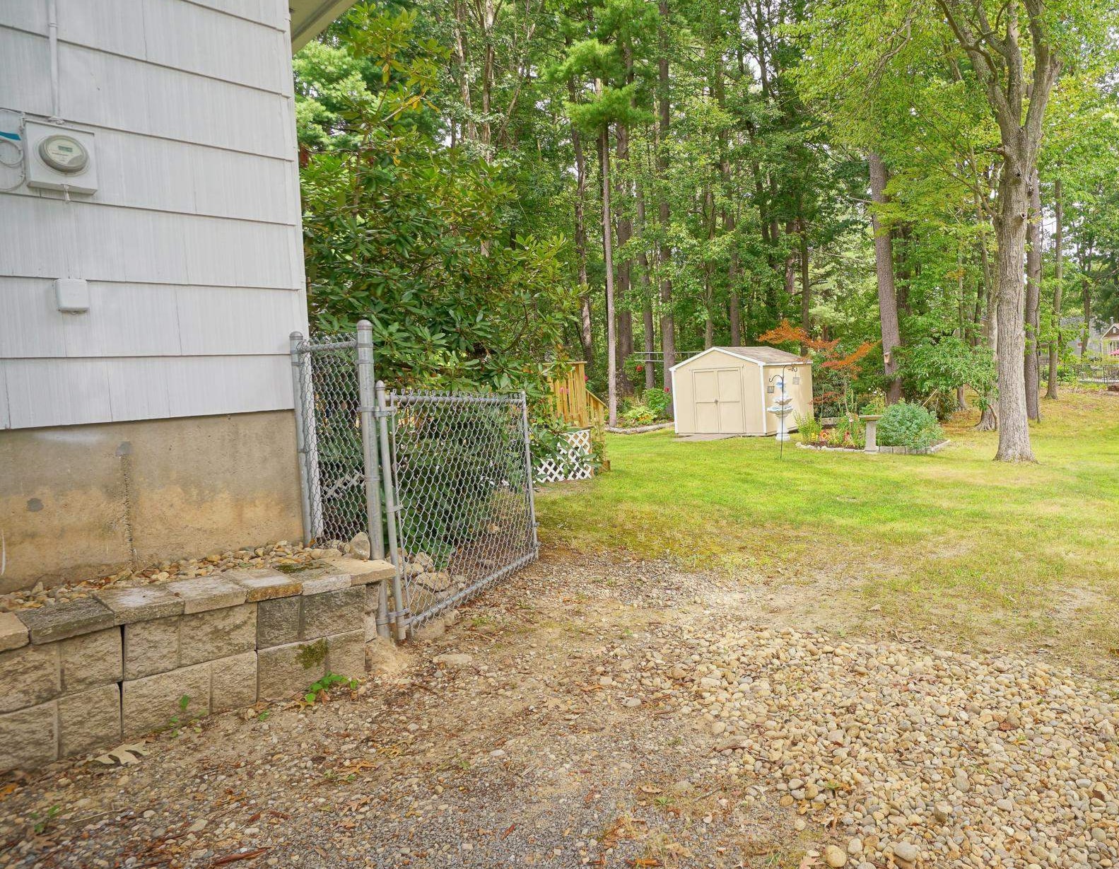 Manchester, New Hampshire 03109, United States, 3 Bedrooms Bedrooms, ,2 BathroomsBathrooms,Residential,Pending,201087