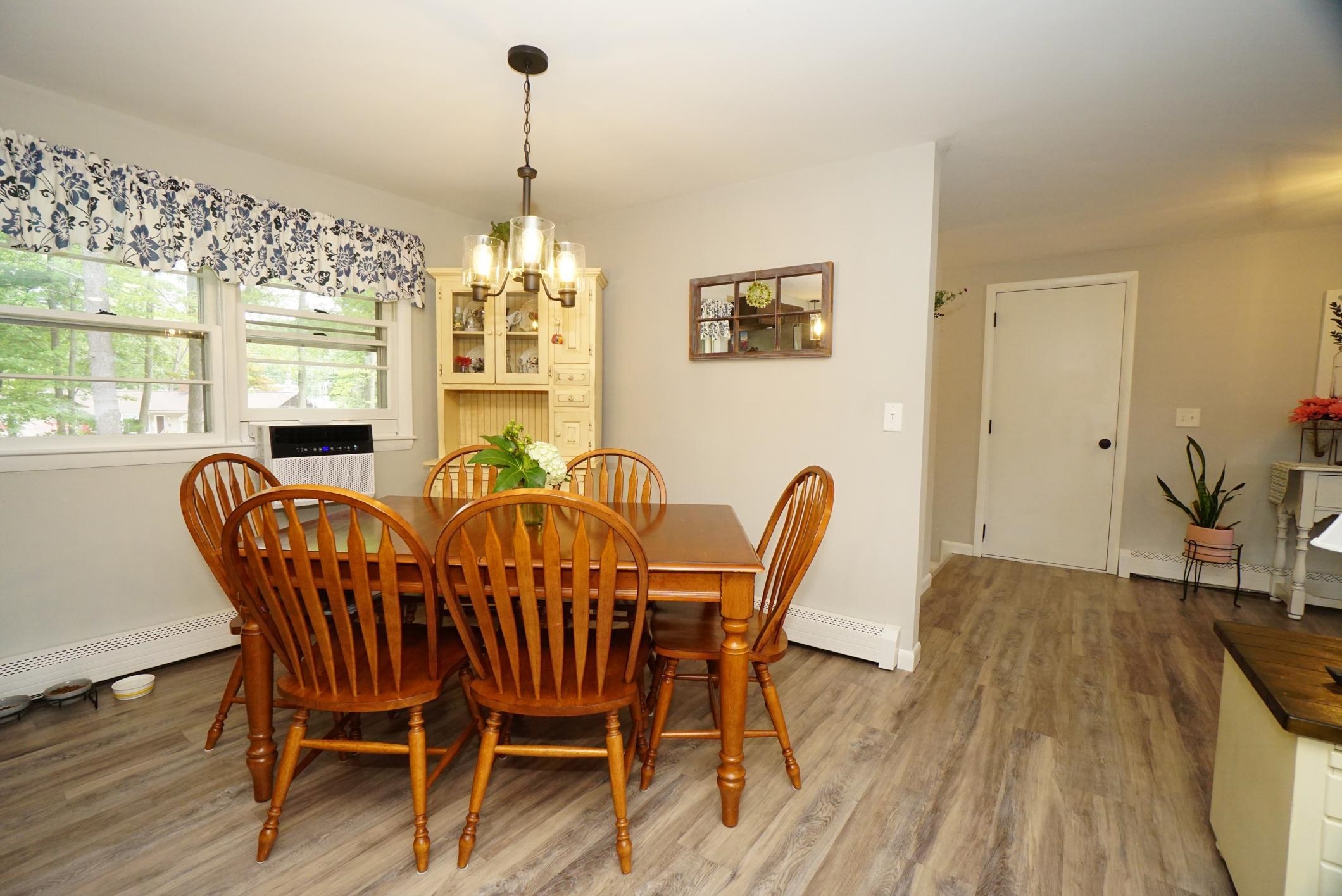 Manchester, New Hampshire 03109, United States, 3 Bedrooms Bedrooms, ,2 BathroomsBathrooms,Residential,Pending,201087