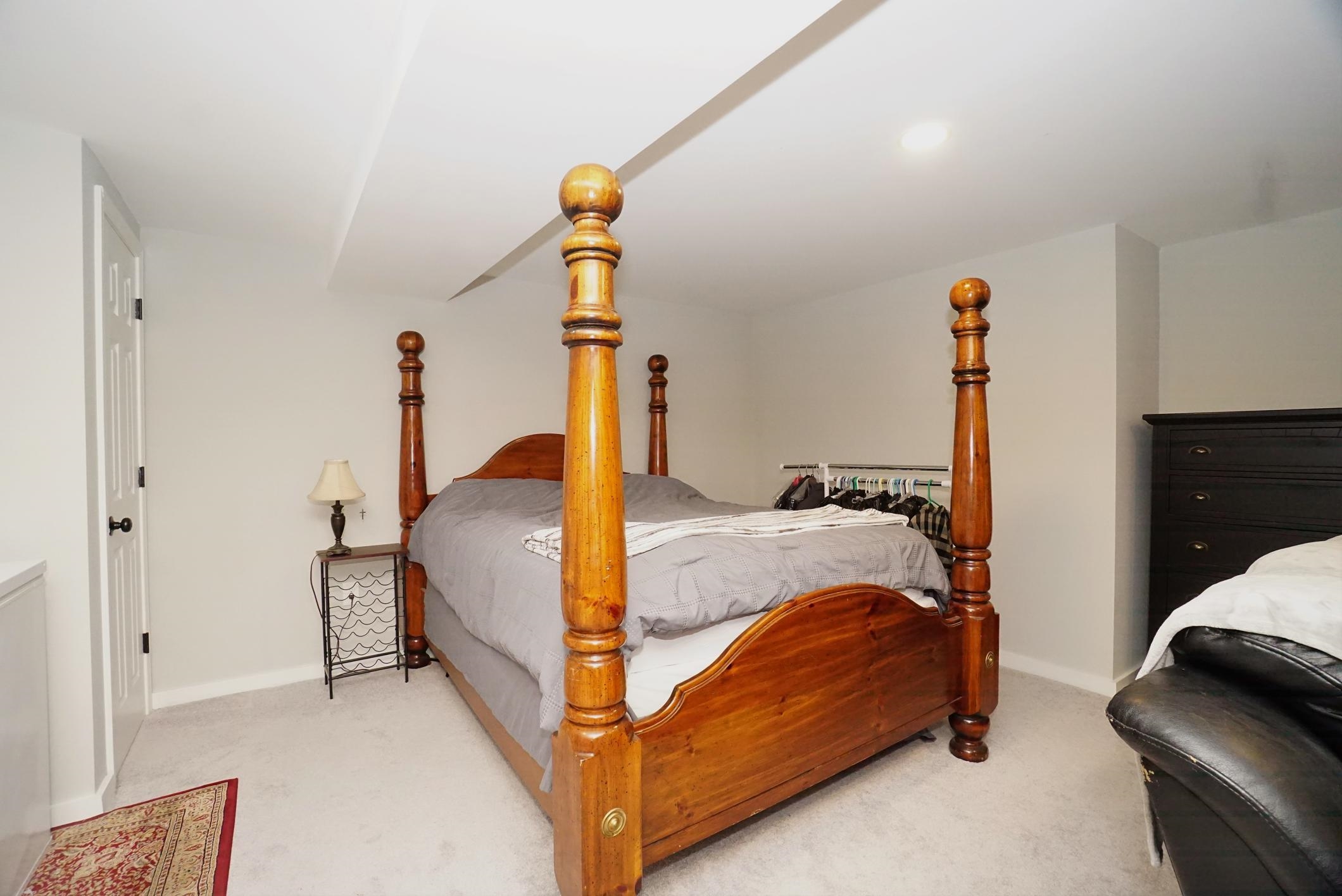 Manchester, New Hampshire 03109, United States, 3 Bedrooms Bedrooms, ,2 BathroomsBathrooms,Residential,Pending,201087