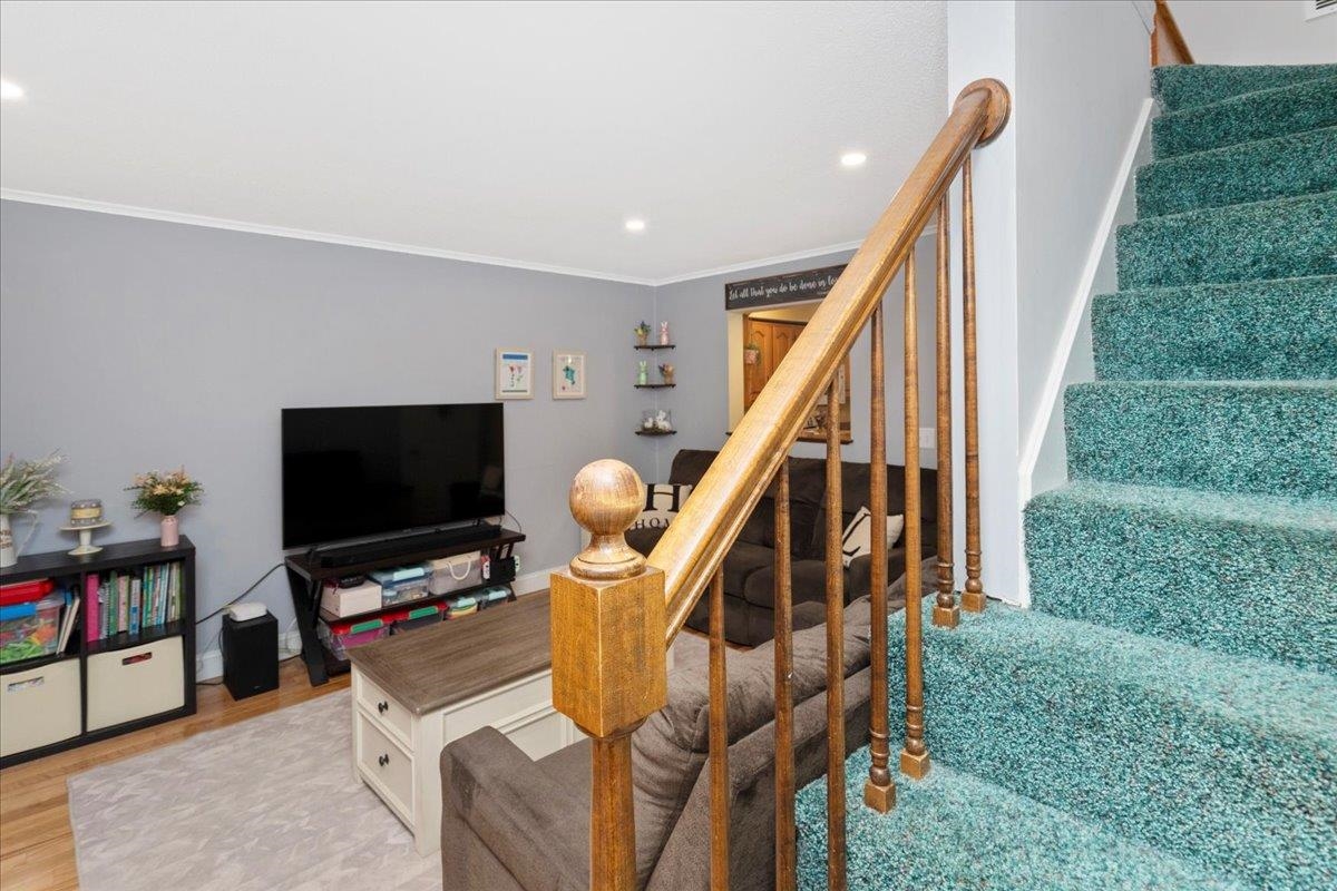 Manchester, New Hampshire 03103, United States, 2 Bedrooms Bedrooms, ,2 BathroomsBathrooms,Residential,Pending,106925