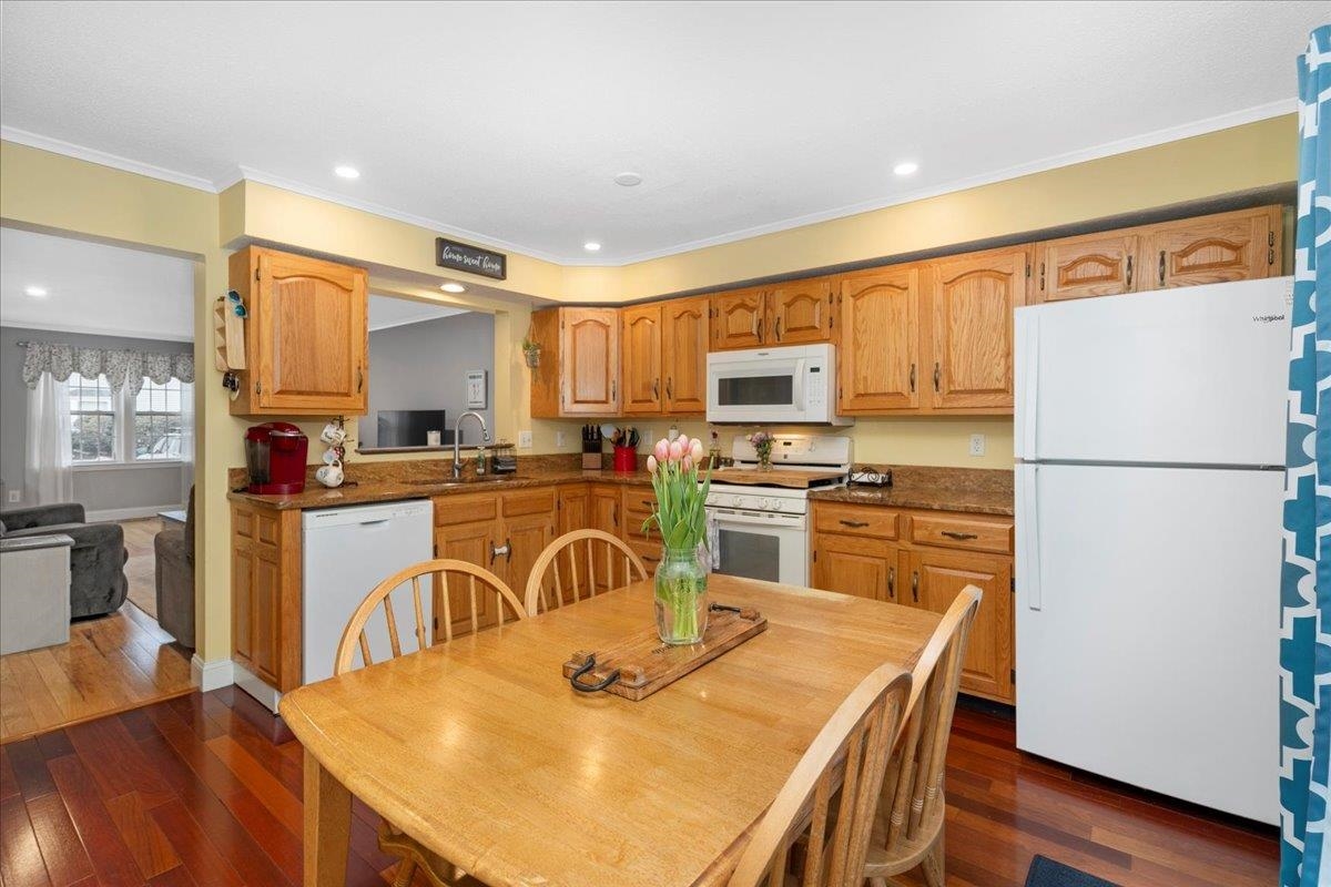 Manchester, New Hampshire 03103, United States, 2 Bedrooms Bedrooms, ,2 BathroomsBathrooms,Residential,Pending,106925