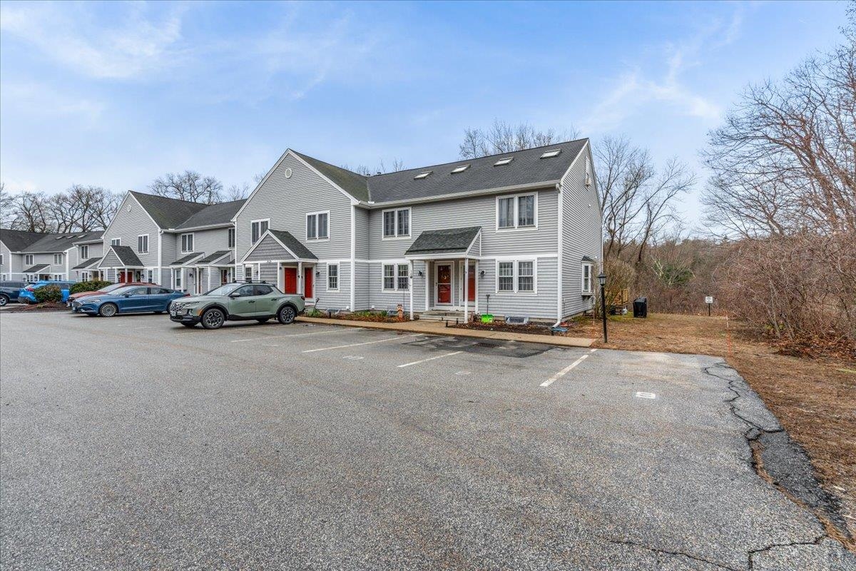 Manchester, New Hampshire 03103, United States, 2 Bedrooms Bedrooms, ,2 BathroomsBathrooms,Residential,Pending,106925