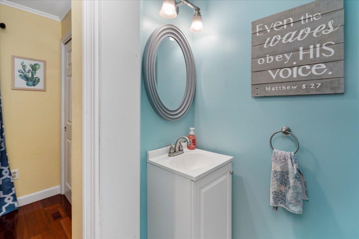 Manchester, New Hampshire 03103, United States, 2 Bedrooms Bedrooms, ,2 BathroomsBathrooms,Residential,Pending,106925