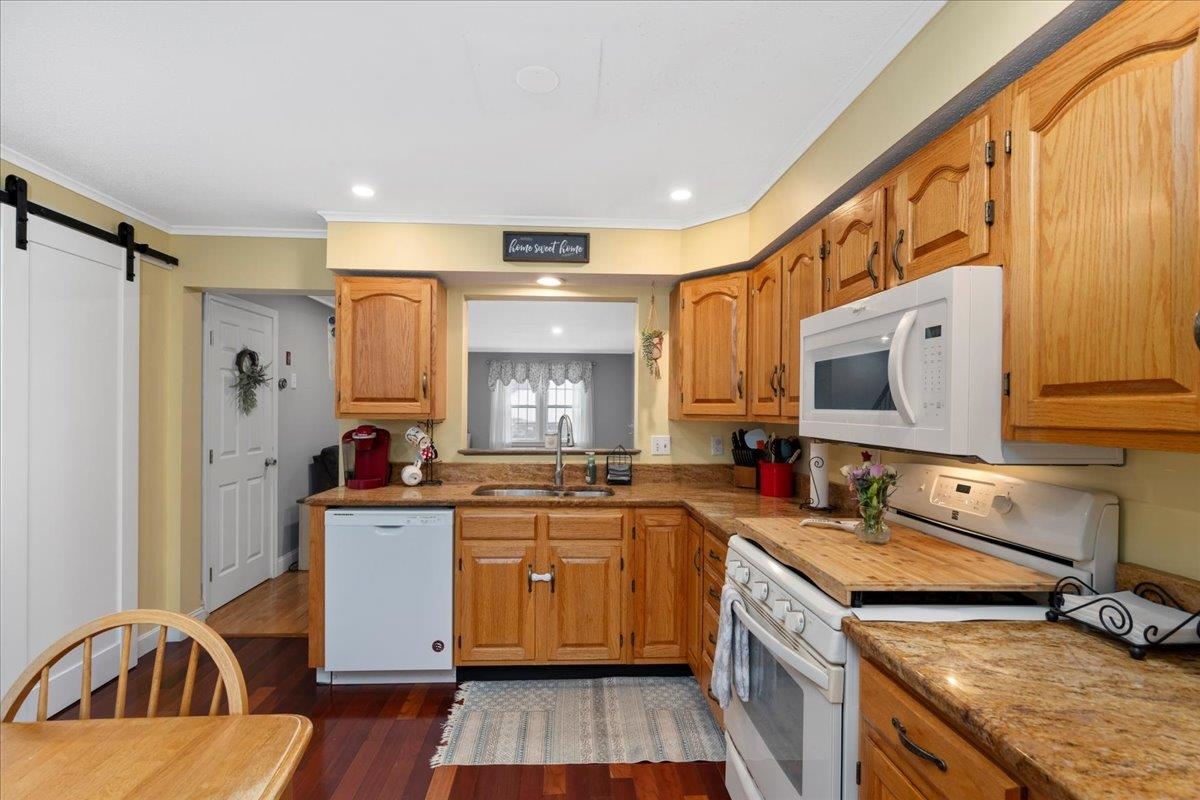 Manchester, New Hampshire 03103, United States, 2 Bedrooms Bedrooms, ,2 BathroomsBathrooms,Residential,Pending,106925