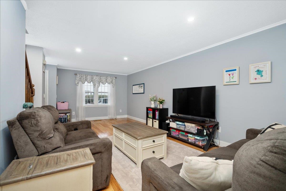 Manchester, New Hampshire 03103, United States, 2 Bedrooms Bedrooms, ,2 BathroomsBathrooms,Residential,Pending,106925