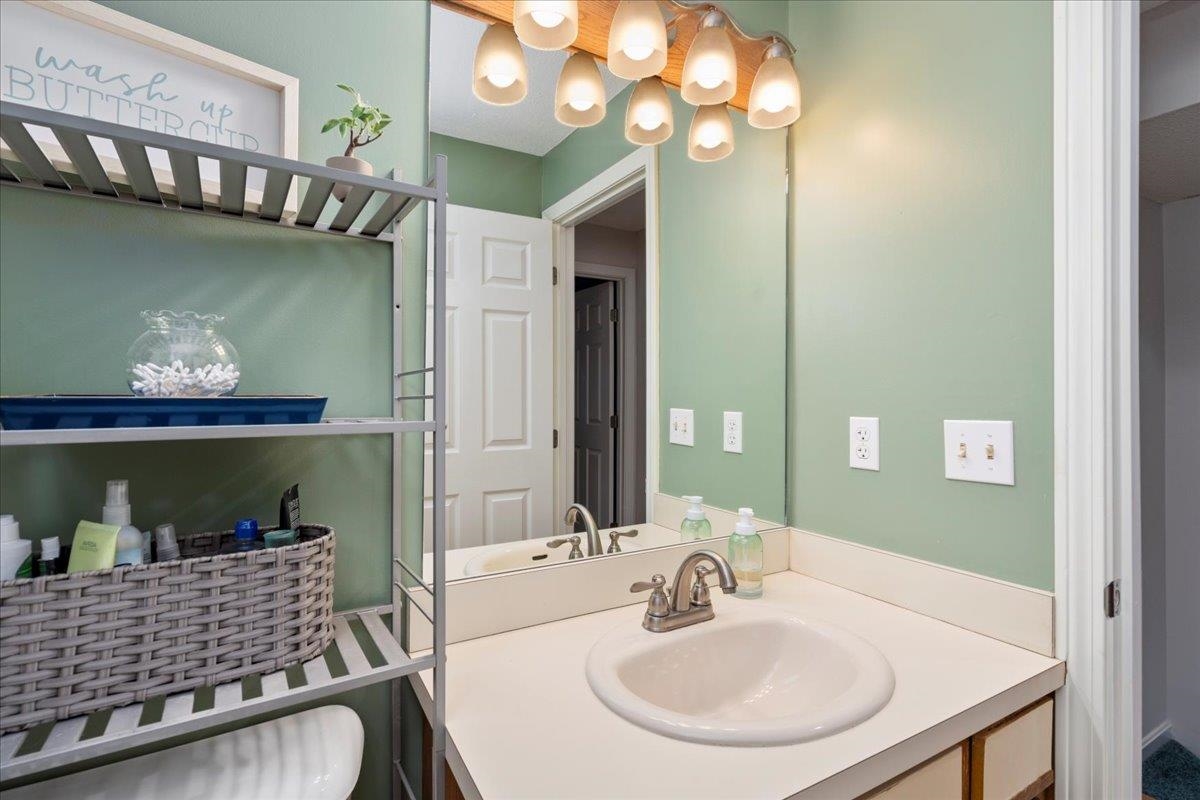 Manchester, New Hampshire 03103, United States, 2 Bedrooms Bedrooms, ,2 BathroomsBathrooms,Residential,Pending,106925