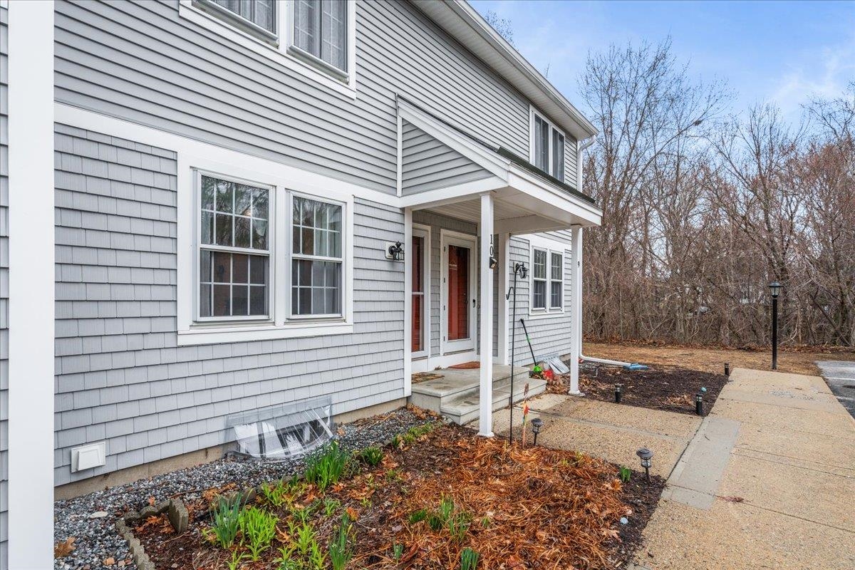 Manchester, New Hampshire 03103, United States, 2 Bedrooms Bedrooms, ,2 BathroomsBathrooms,Residential,Pending,106925