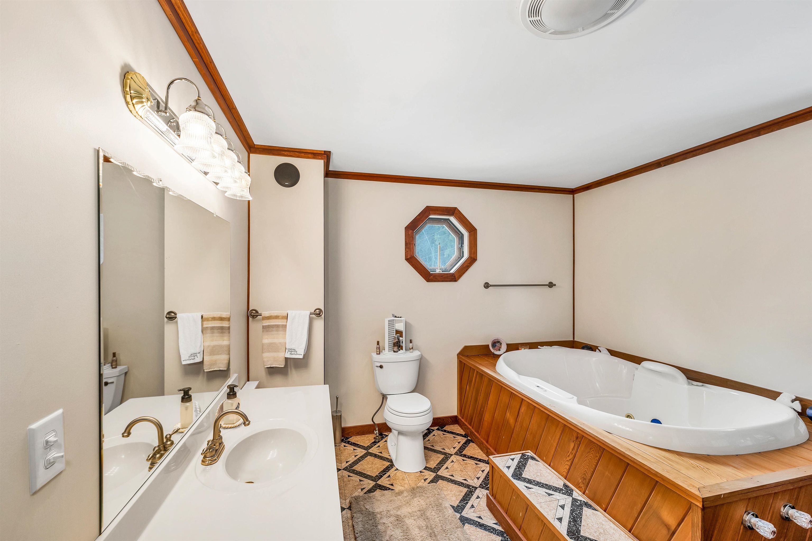 Hartland, Vermont 05048, United States, 5 Bedrooms Bedrooms, ,5 BathroomsBathrooms,Residential,Active,15987