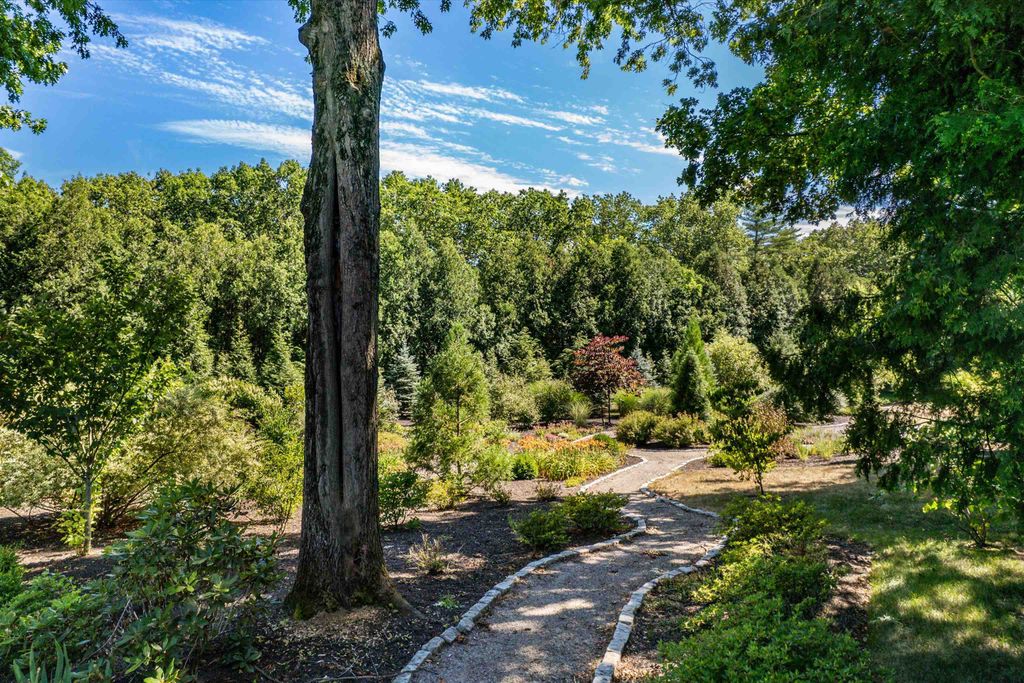 Photo of 1241 Knoll Crest Drive #5, Bedford, NH 03110 (MLS # 5063807)