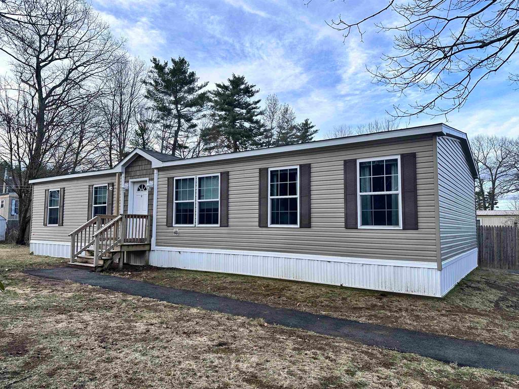 Photo of 20 Royal Crest Park, Rochester, NH 03867 (MLS # 5082173)
