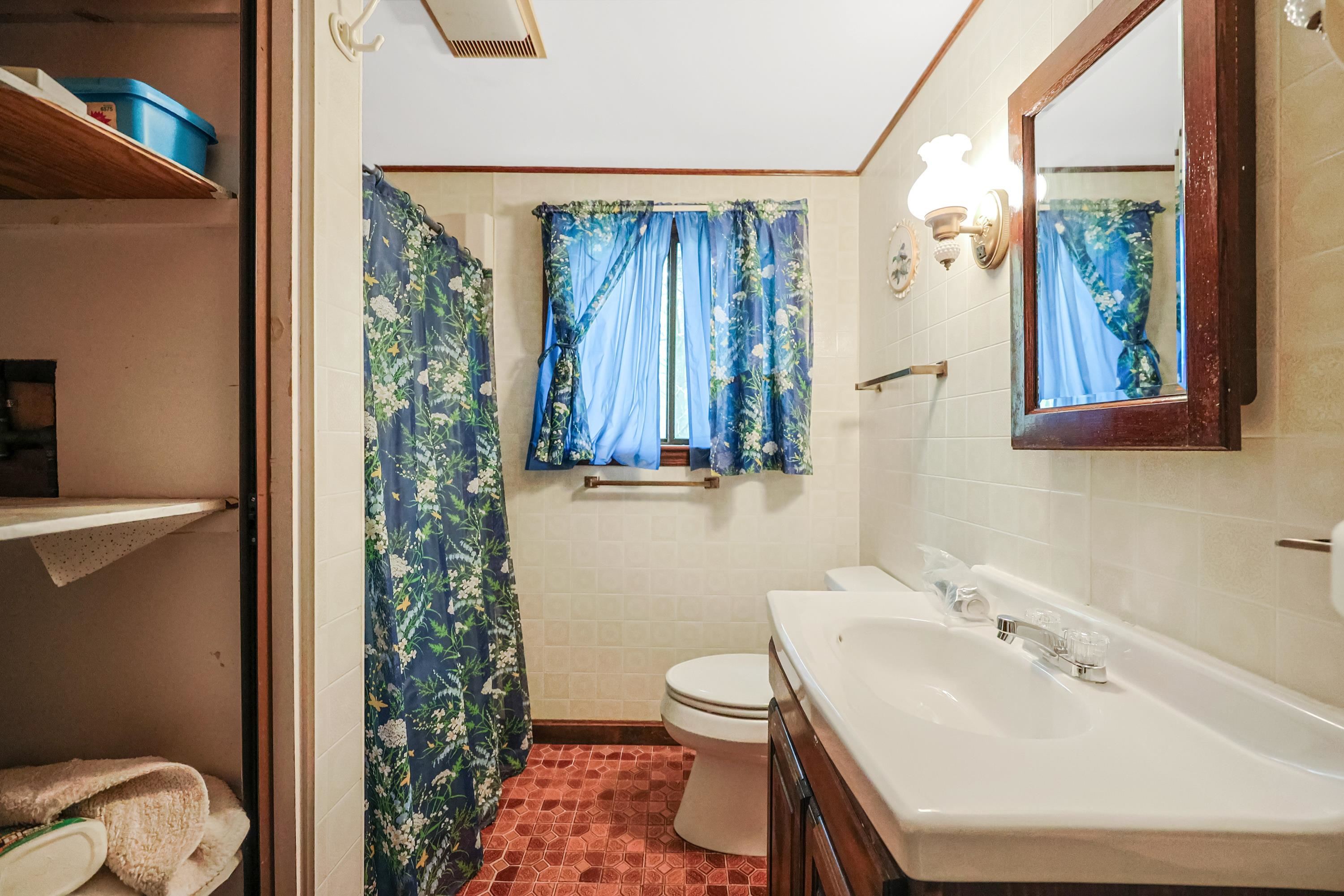 Nottingham, New Hampshire 03290, United States, 4 Bedrooms Bedrooms, ,2 BathroomsBathrooms,Residential,Pending,132183