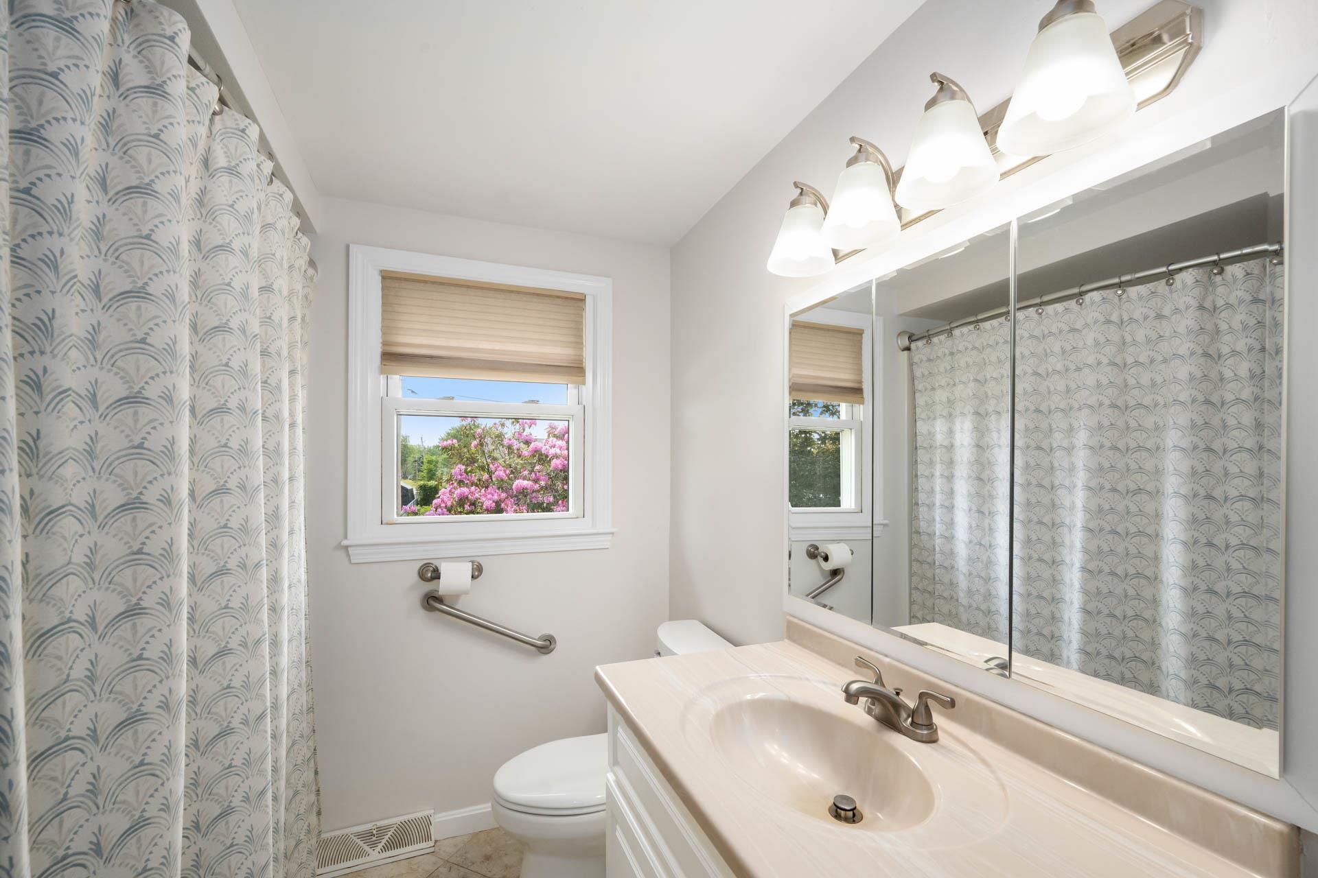 Nashua, New Hampshire 03060, United States, 3 Bedrooms Bedrooms, ,1 BathroomBathrooms,Residential,Active,146479