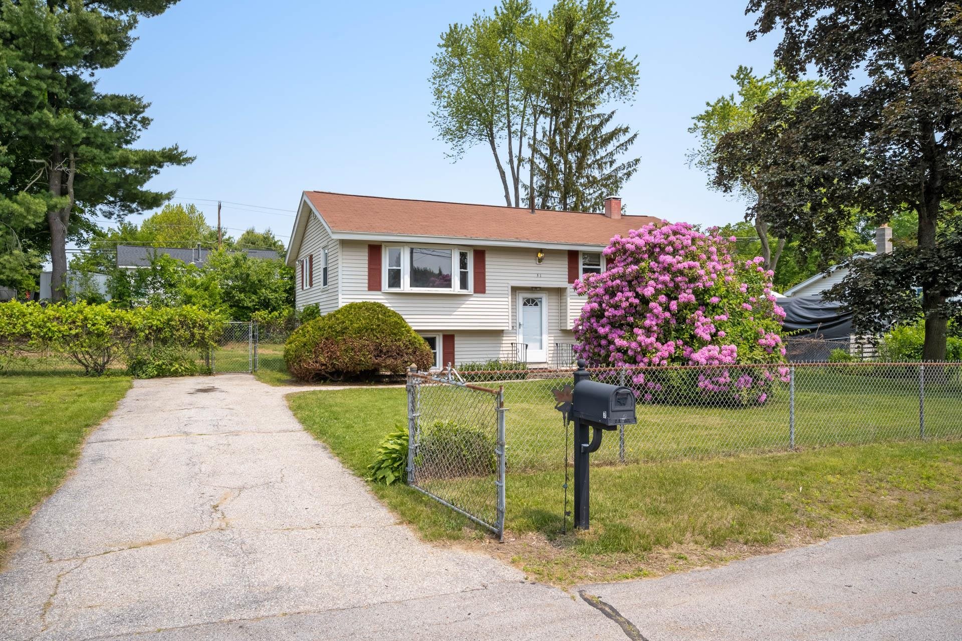 Nashua, New Hampshire 03060, United States, 3 Bedrooms Bedrooms, ,1 BathroomBathrooms,Residential,Active,146479