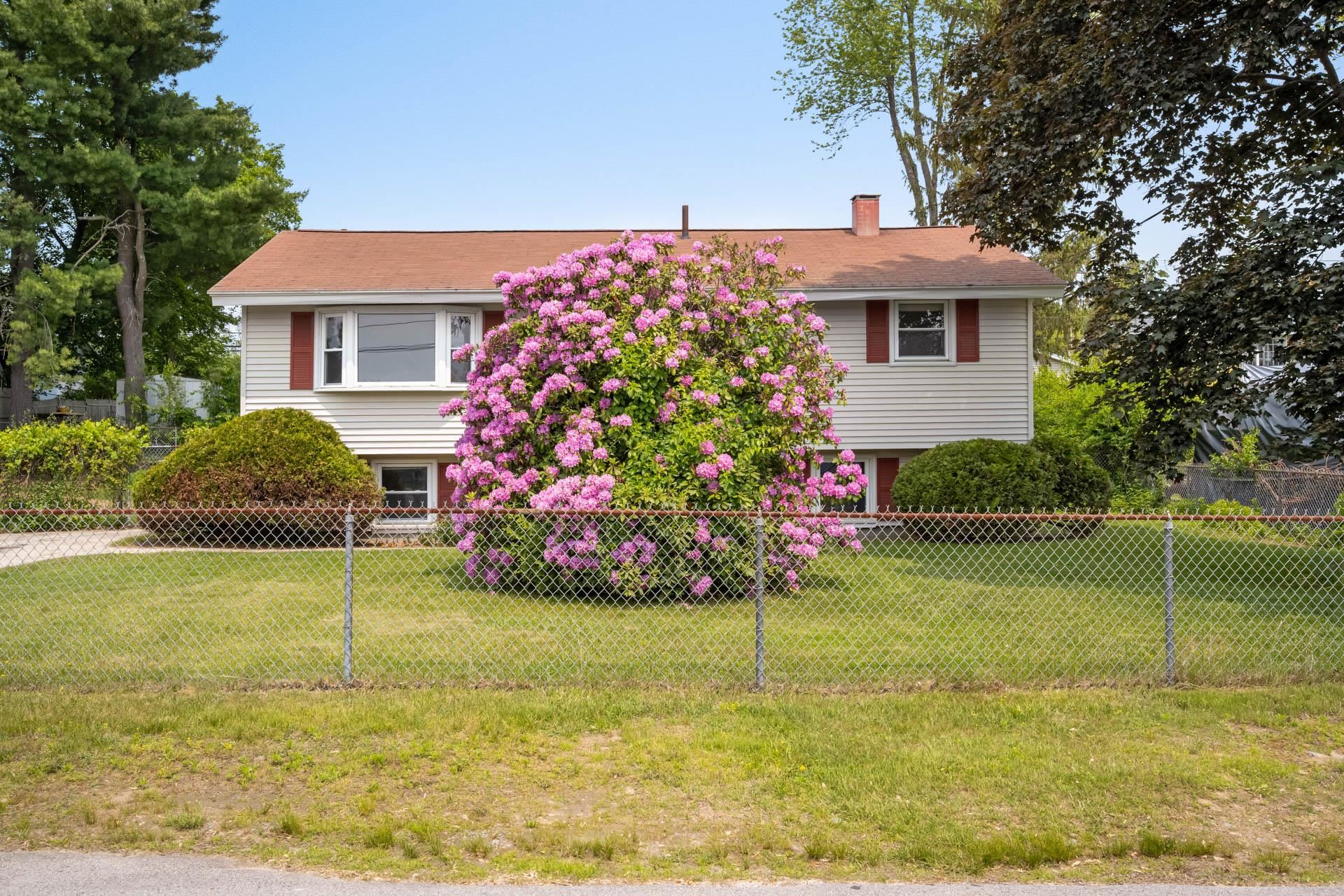 Nashua, New Hampshire 03060, United States, 3 Bedrooms Bedrooms, ,1 BathroomBathrooms,Residential,Active,146479