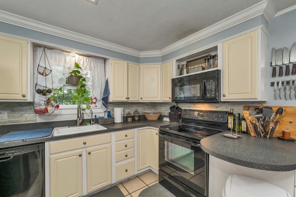 Photo of 506 Vinton Street, Manchester, NH 03103 (MLS # 5064825)