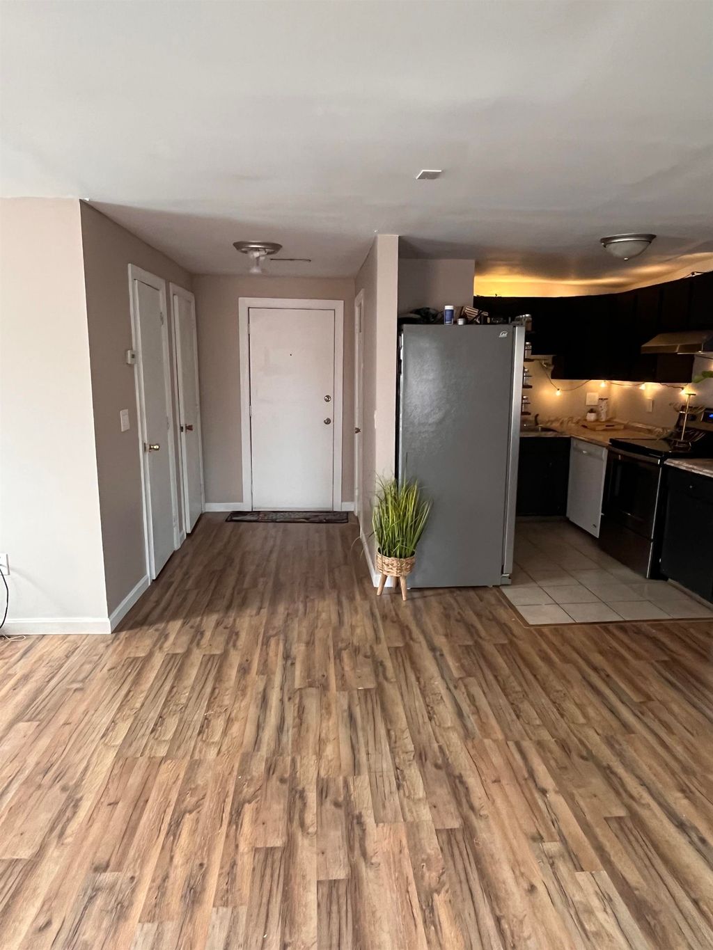 Photo of 816 Elmwood Drive, Hudson, NH 03051 (MLS # 5080300)