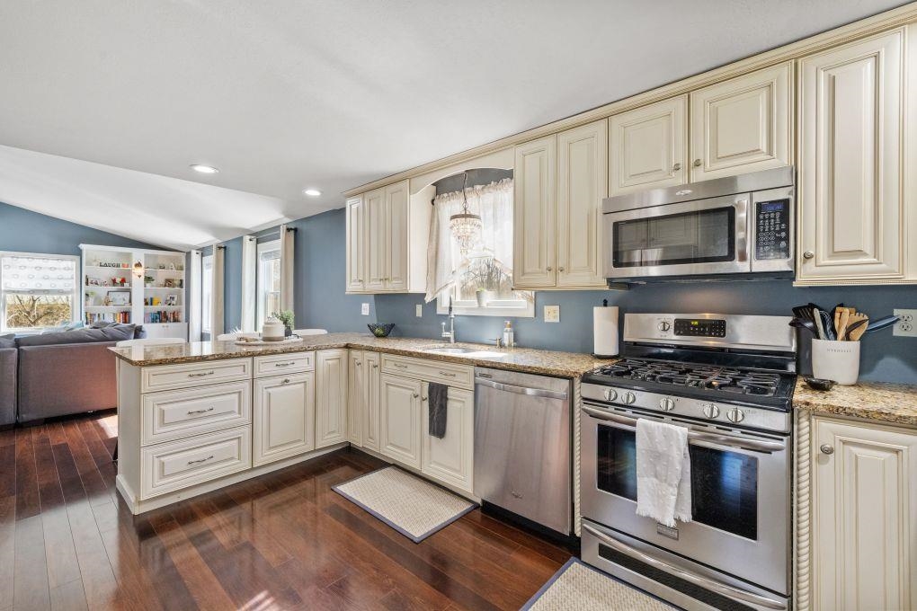 Concord, New Hampshire 03301, United States, 4 Bedrooms Bedrooms, ,2 BathroomsBathrooms,Residential,Pending,121807