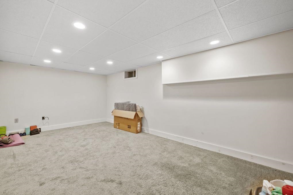 Concord, New Hampshire 03301, United States, 4 Bedrooms Bedrooms, ,2 BathroomsBathrooms,Residential,Pending,121807