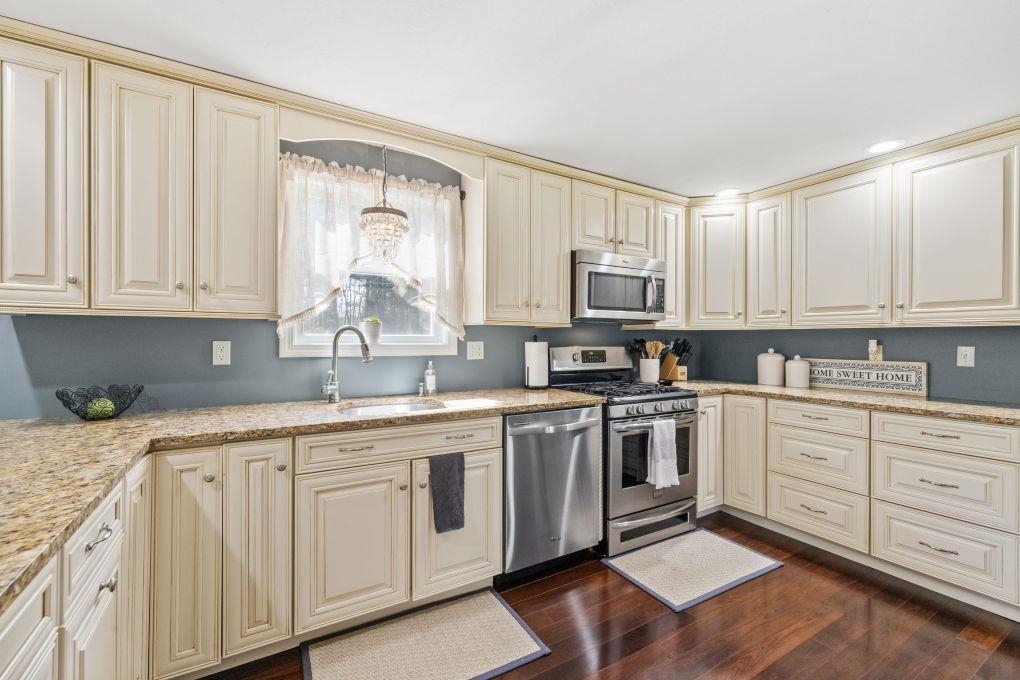 Concord, New Hampshire 03301, United States, 4 Bedrooms Bedrooms, ,2 BathroomsBathrooms,Residential,Pending,121807