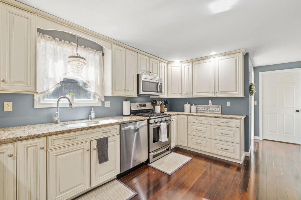 Concord, New Hampshire 03301, United States, 4 Bedrooms Bedrooms, ,2 BathroomsBathrooms,Residential,Pending,121807