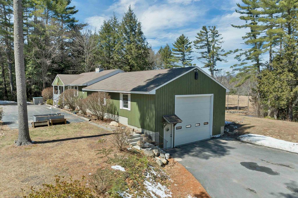 Photo of 10 Oak Leaf Avenue, Tuftonboro, NH 03816 (MLS # 5083560)