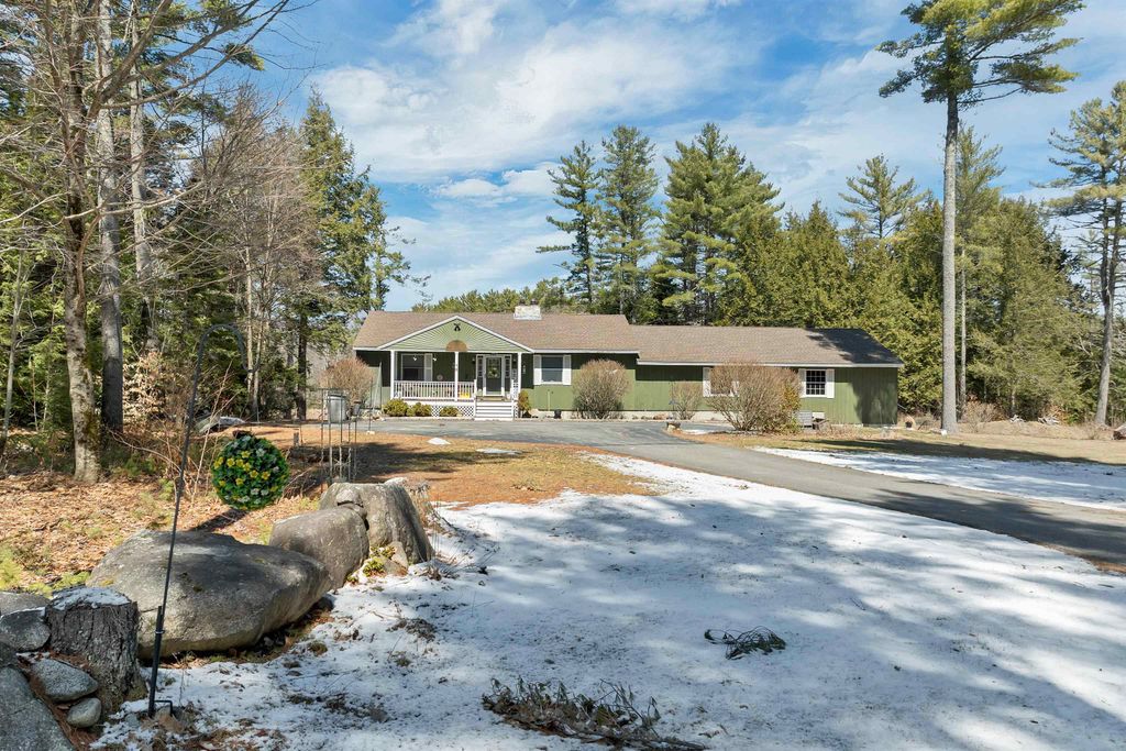 Photo of 10 Oak Leaf Avenue, Tuftonboro, NH 03816 (MLS # 5083560)