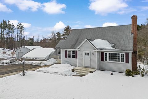 Photo of 19 Auburn Road, Londonderry, NH 03053 (MLS # 5078013)