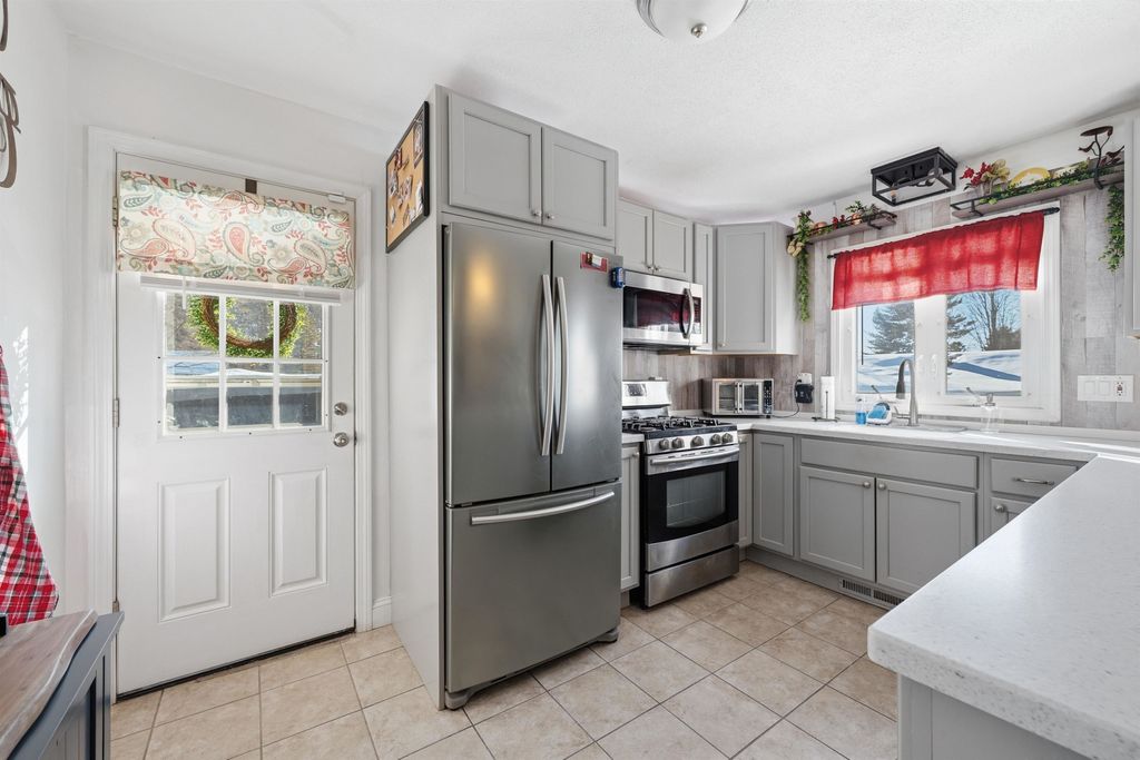 Photo of 7 Oak Street, Allenstown, NH 03275 (MLS # 5076736)