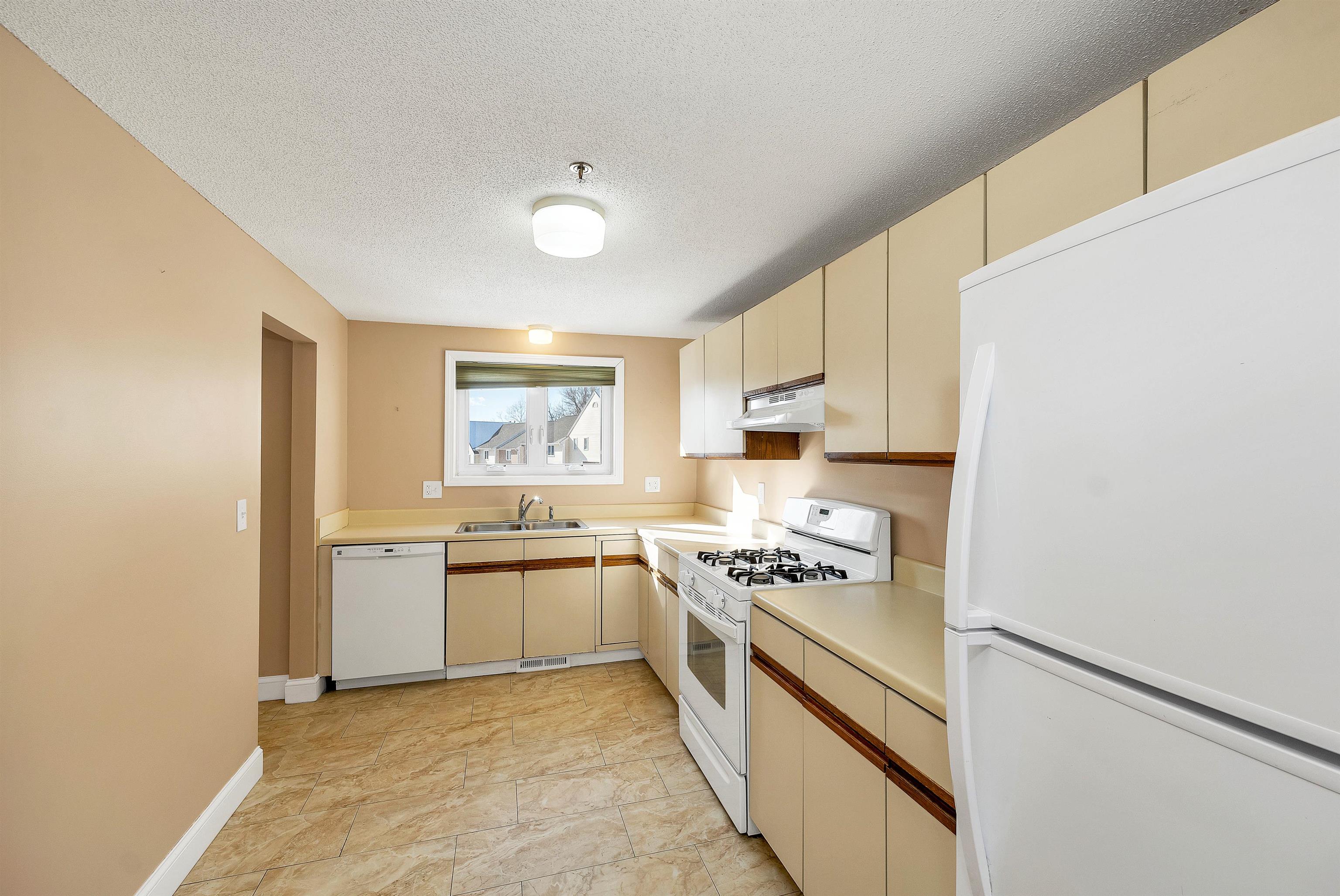 Hudson, New Hampshire 03051, United States, 2 Bedrooms Bedrooms, ,2 BathroomsBathrooms,Residential,Pending,5493