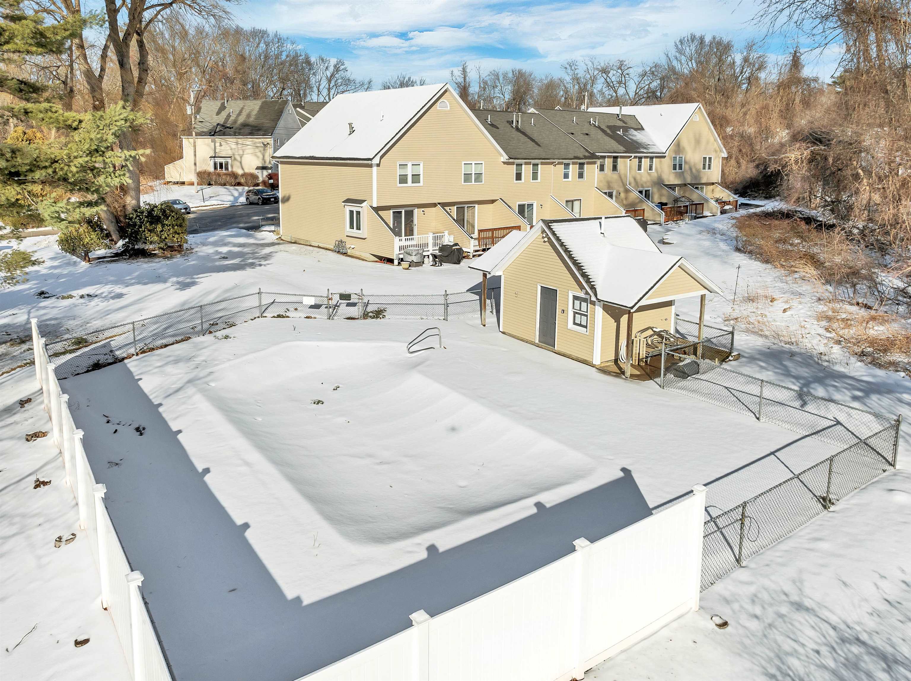 Hudson, New Hampshire 03051, United States, 2 Bedrooms Bedrooms, ,2 BathroomsBathrooms,Residential,Pending,5493