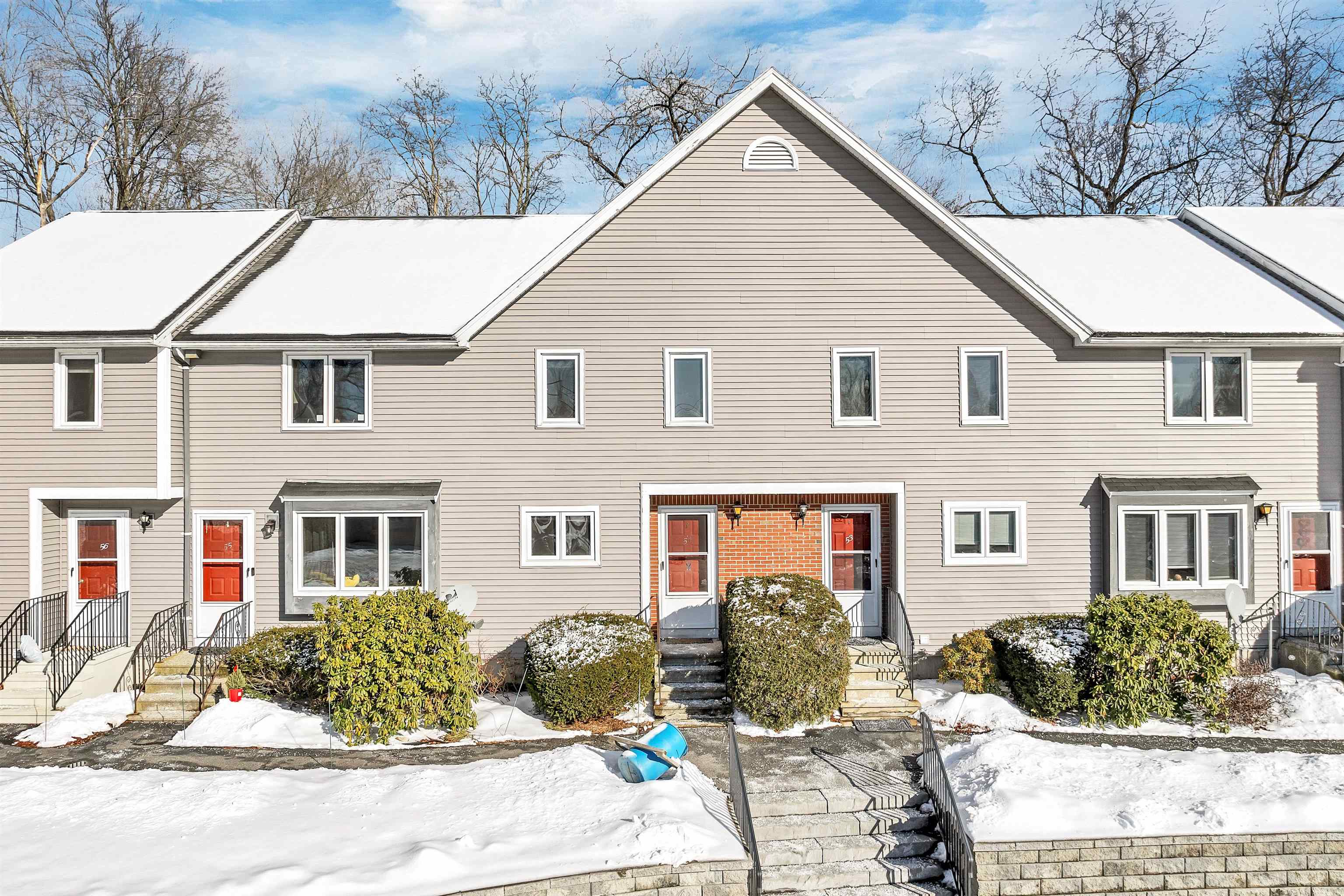 Hudson, New Hampshire 03051, United States, 2 Bedrooms Bedrooms, ,2 BathroomsBathrooms,Residential,Pending,5493