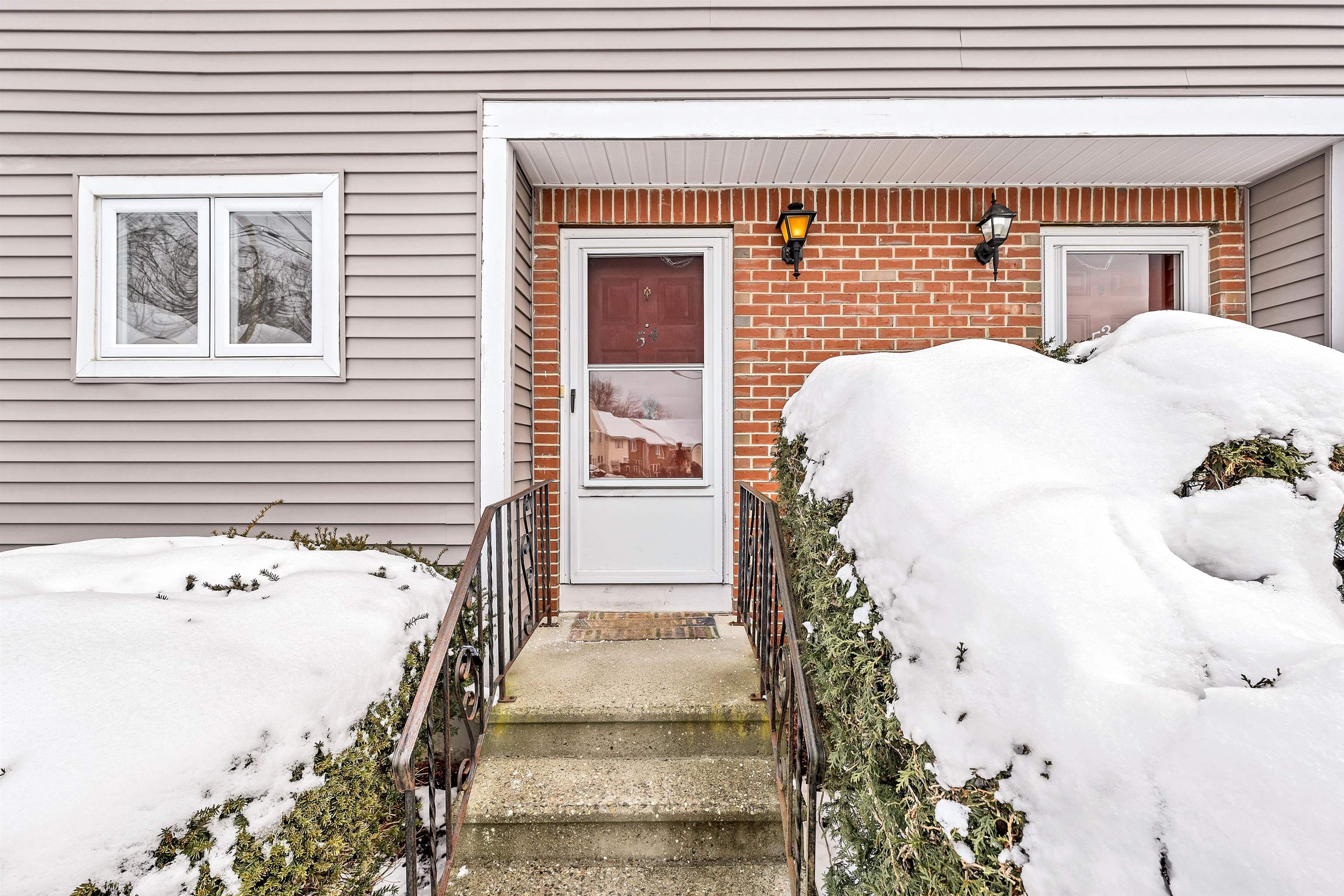 Hudson, New Hampshire 03051, United States, 2 Bedrooms Bedrooms, ,2 BathroomsBathrooms,Residential,Pending,5493