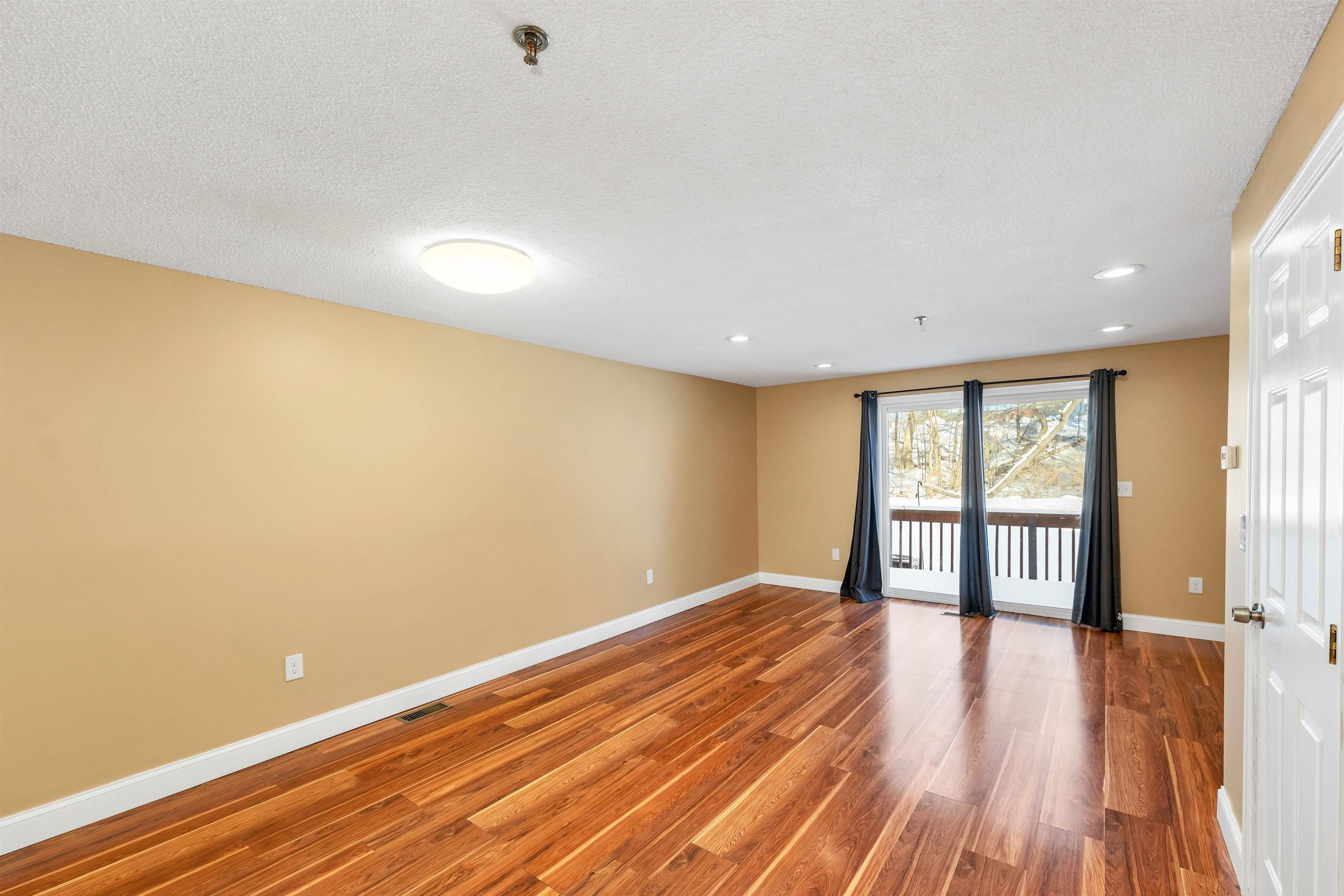 Hudson, New Hampshire 03051, United States, 2 Bedrooms Bedrooms, ,2 BathroomsBathrooms,Residential,Pending,5493