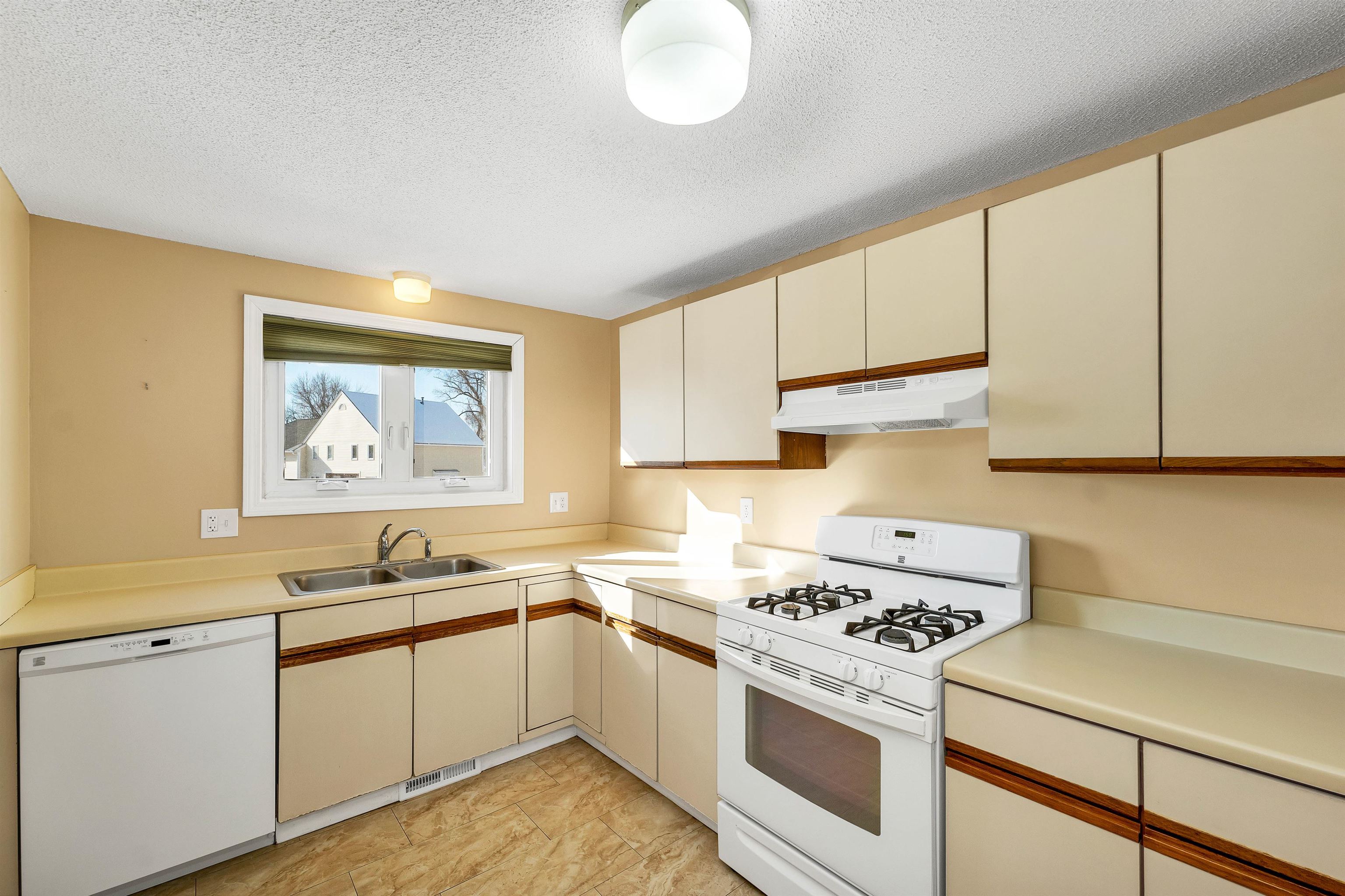 Hudson, New Hampshire 03051, United States, 2 Bedrooms Bedrooms, ,2 BathroomsBathrooms,Residential,Pending,5493