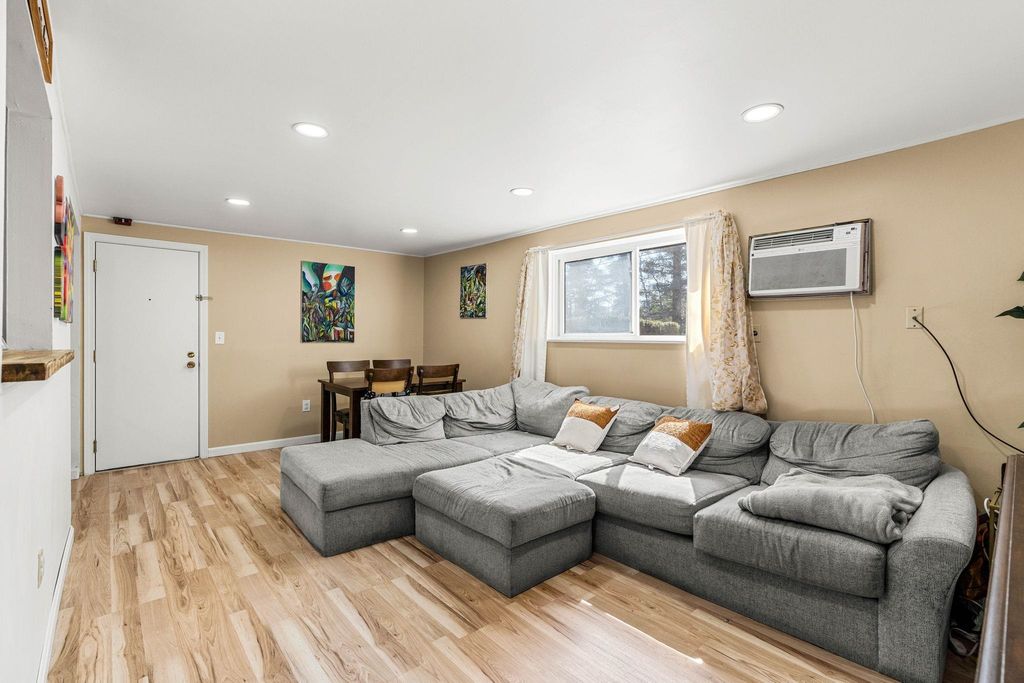 Photo of 80 English Village Road #102, Manchester, NH 03102 (MLS # 5084511)