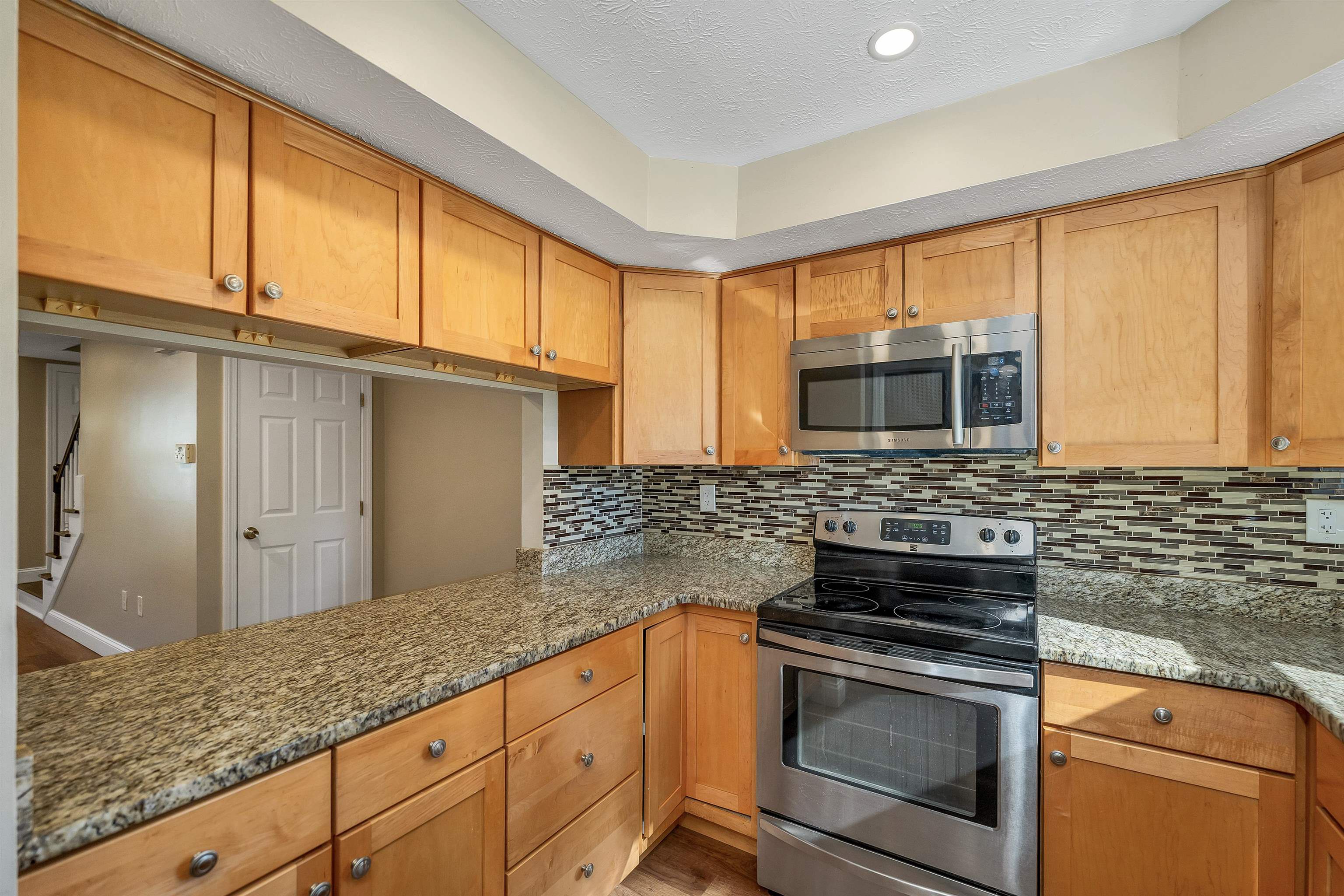 Nashua, New Hampshire 03062, United States, 2 Bedrooms Bedrooms, ,3 BathroomsBathrooms,Residential,Pending,235648