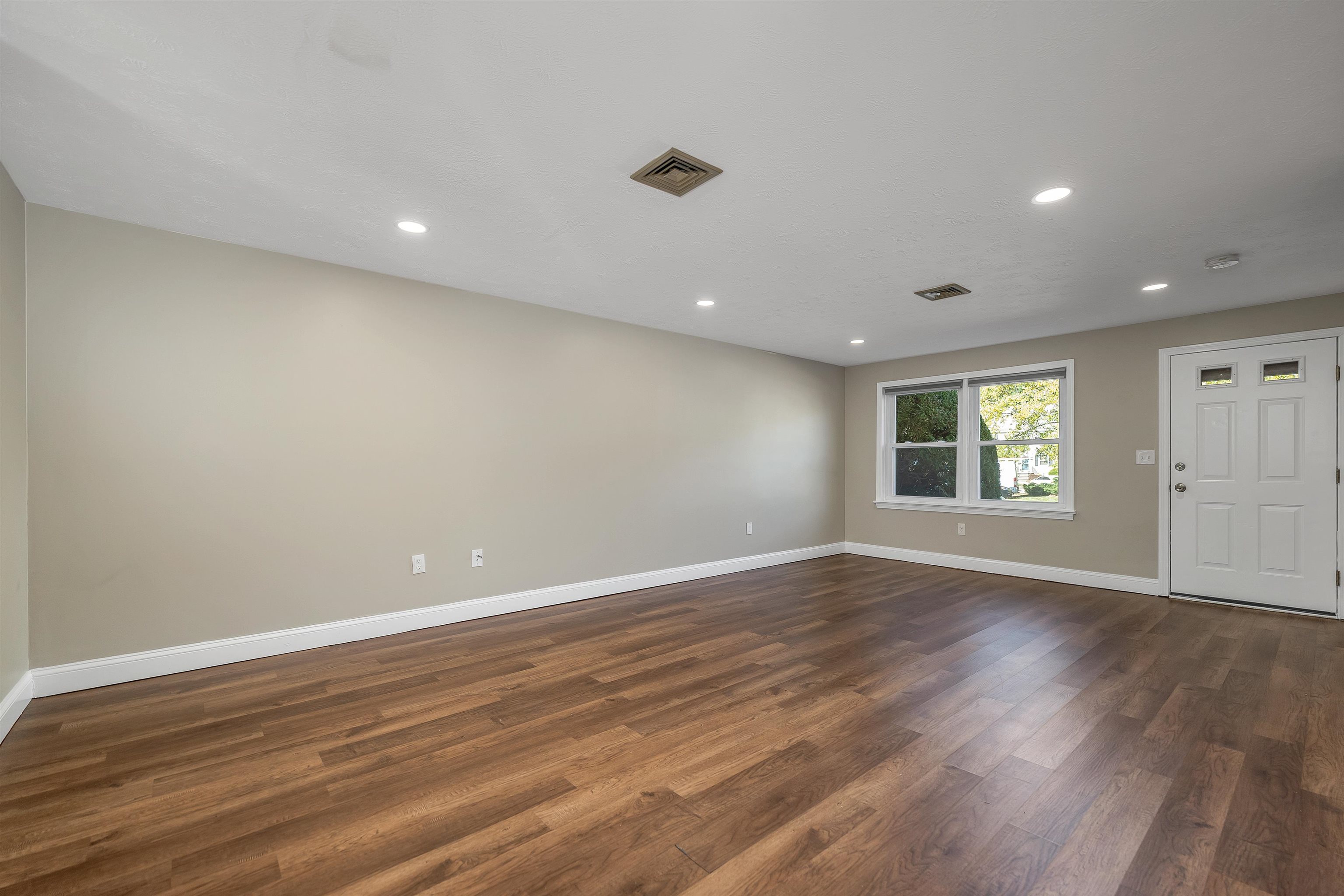 Nashua, New Hampshire 03062, United States, 2 Bedrooms Bedrooms, ,3 BathroomsBathrooms,Residential,Pending,235648